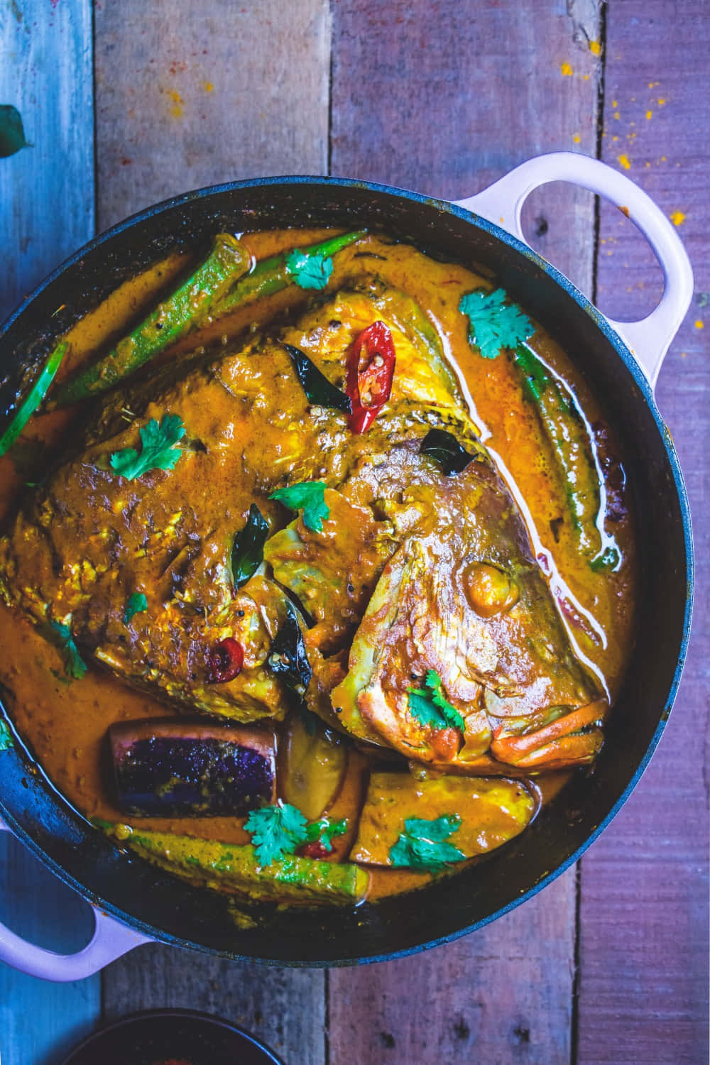 spicy fish head curry, cast iron pot, rustic wooden table, HD Phone Wallpaper