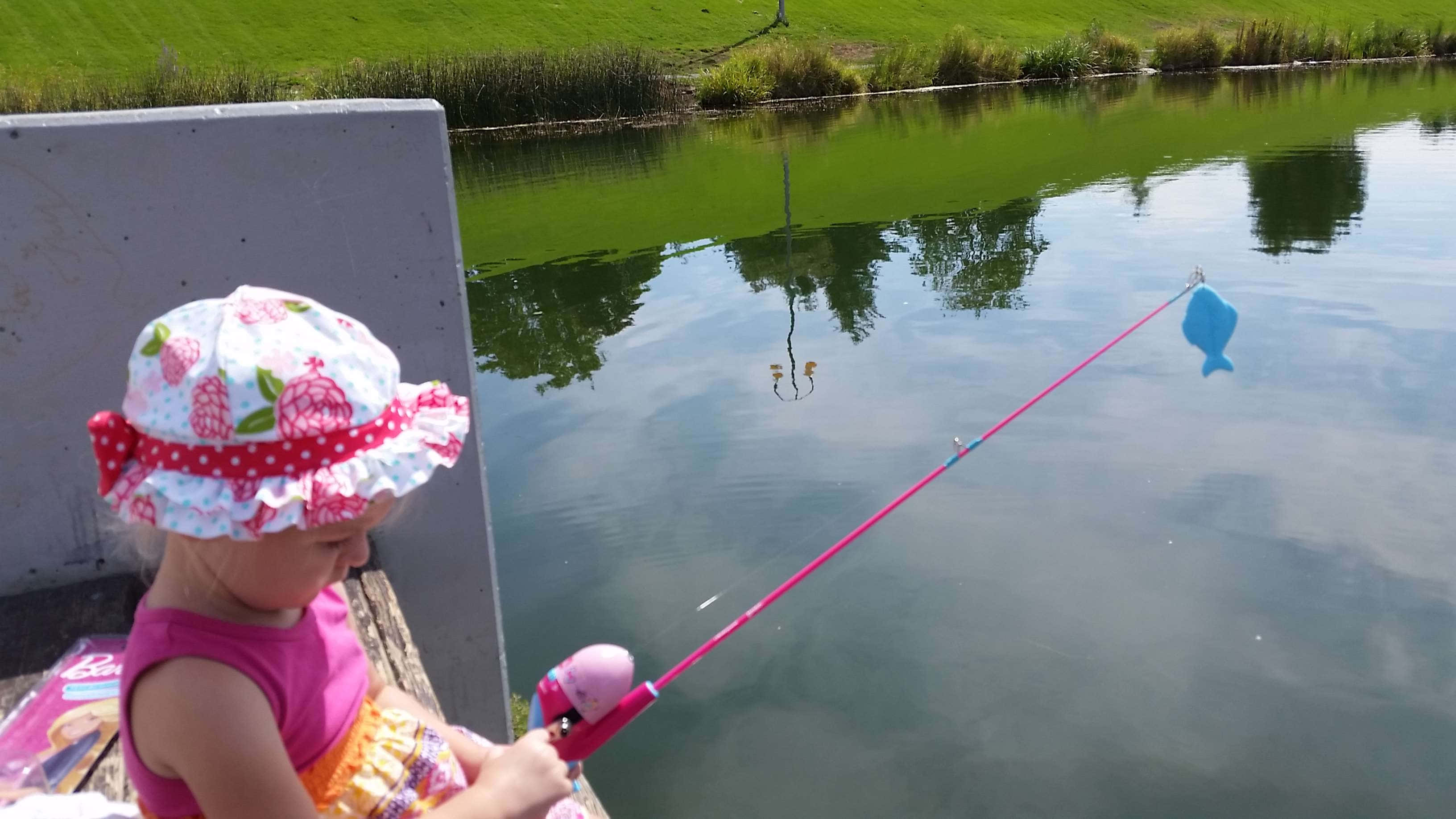 fishing rod, pink fishing rod, floral hat, 2K Desktop Wallpaper