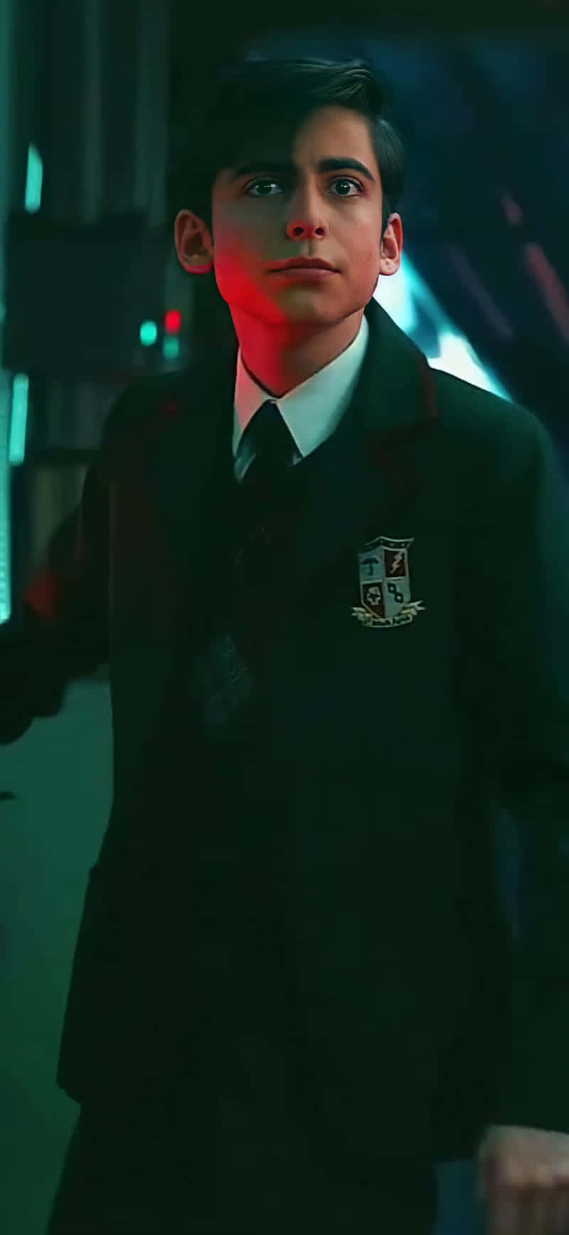 Five Hargreeves, dark school uniform, crest, HD Phone Wallpaper