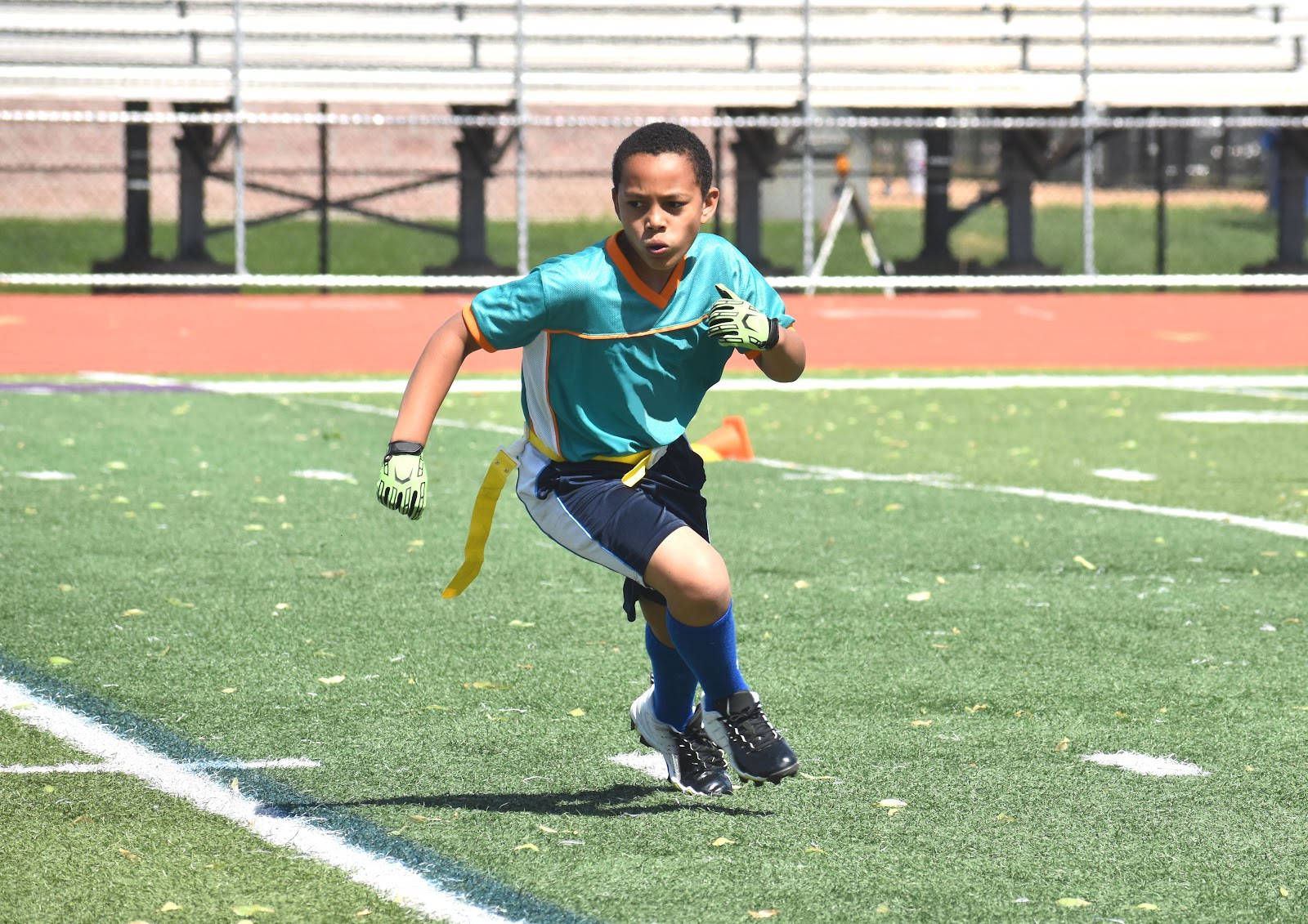 flag football, teal jersey, bright green field, HD Desktop Wallpaper