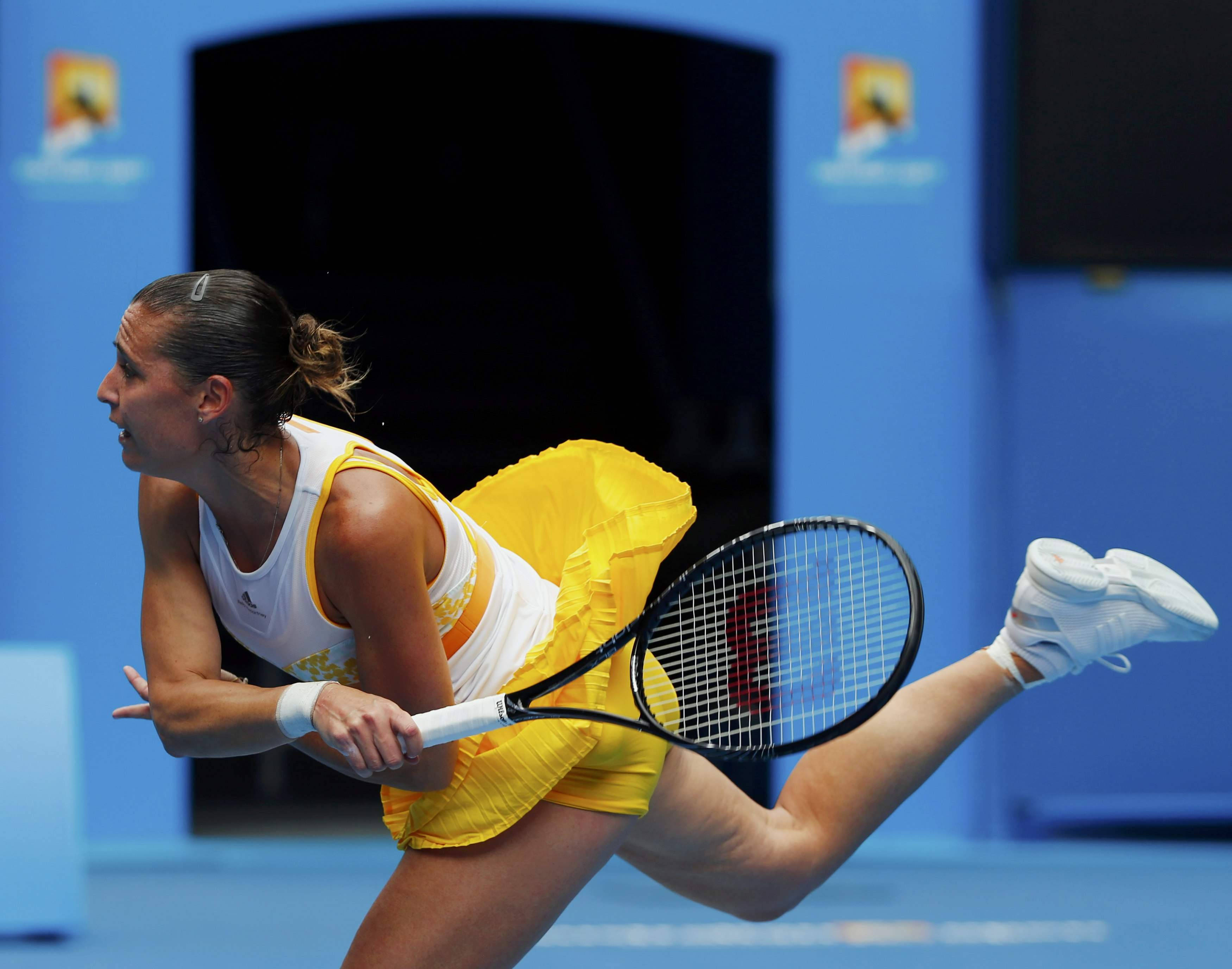 Flavia Pennetta, yellow skirt, blue court, 2K Desktop Wallpaper