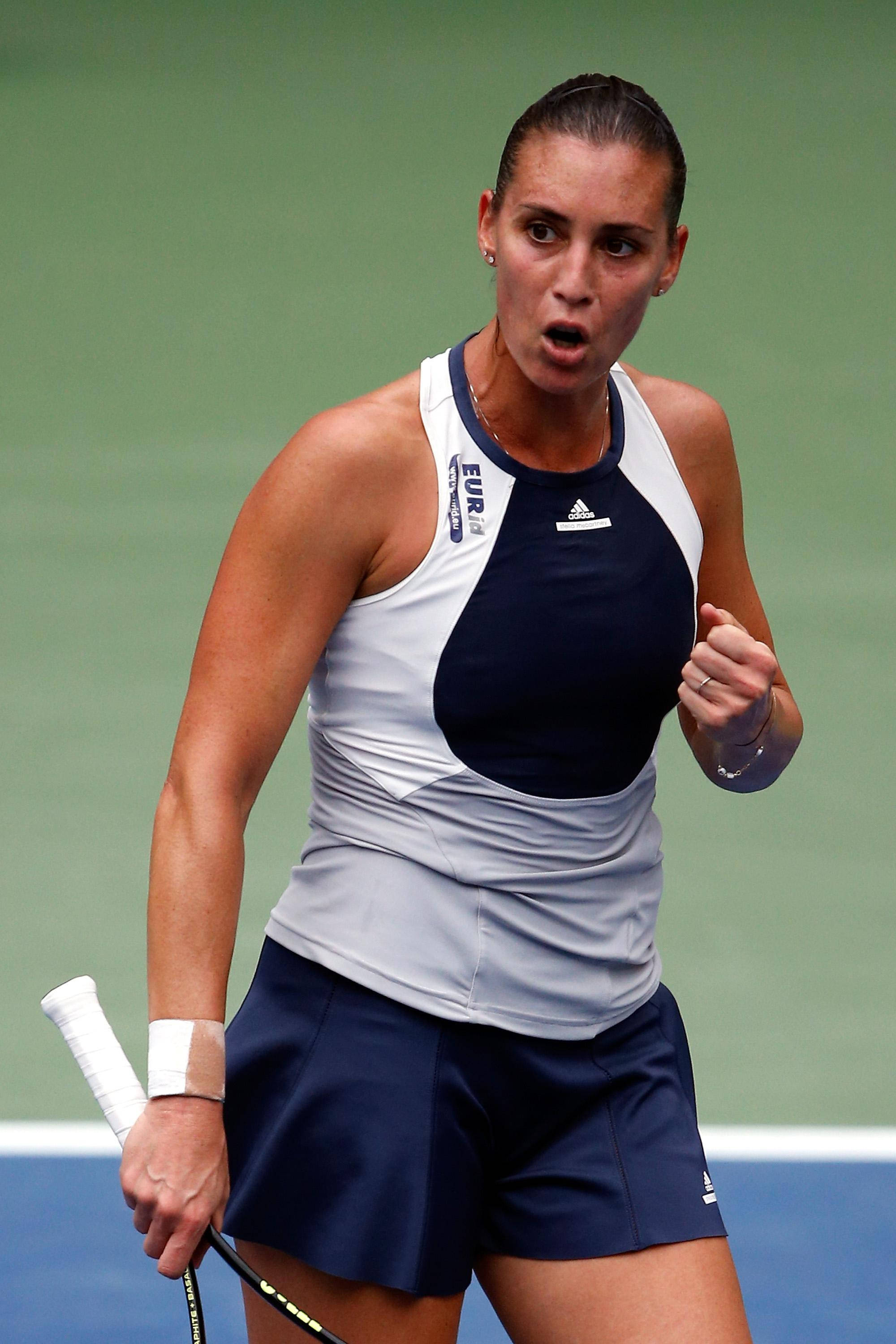 Flavia Pennetta, navy and white gear, blue and green court, 2K Phone Wallpaper
