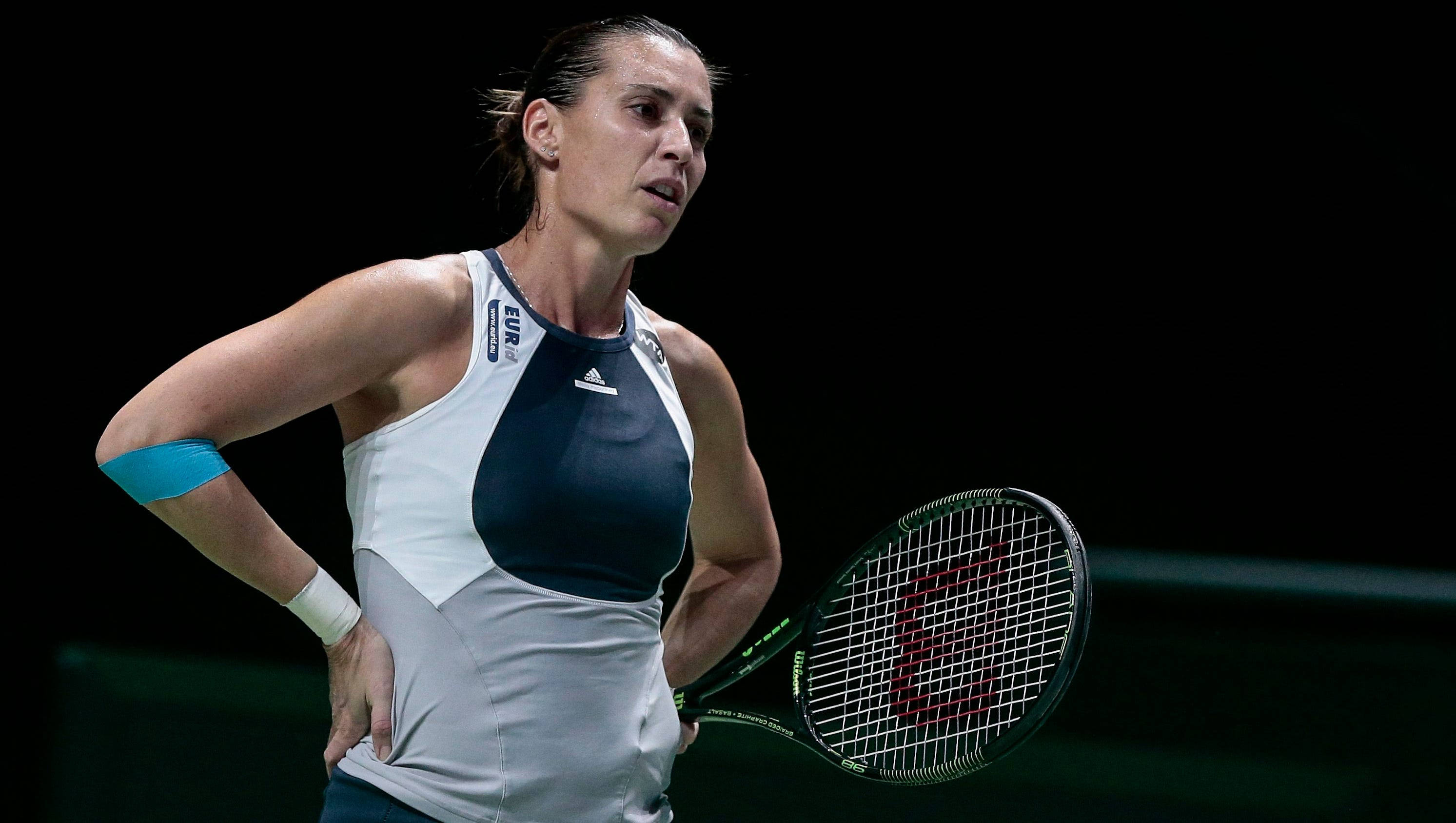 Flavia Pennetta, white and navy top, racket, 2K Desktop Wallpaper