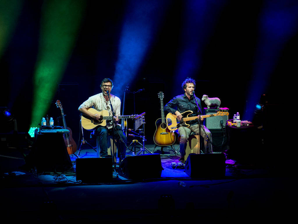 Flight Of The Conchords, acoustic guitars, green and blue stage lights, SD Desktop Wallpaper