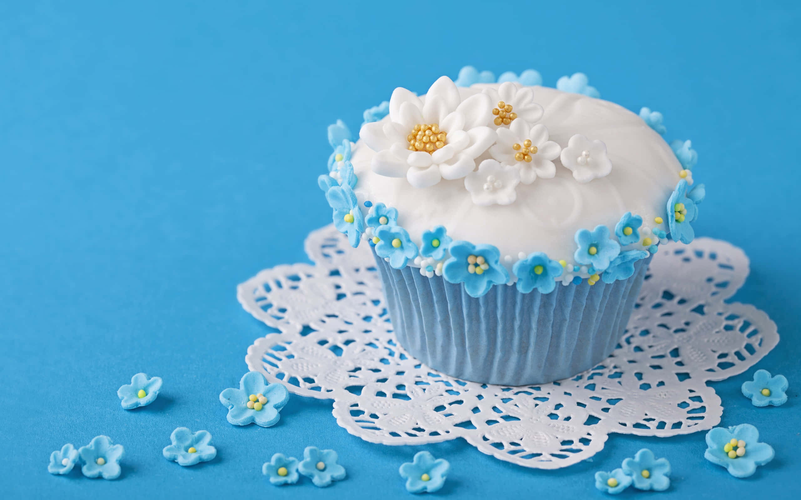 floral cake, white and blue sugar flowers, lace doily, 2K Desktop Wallpaper