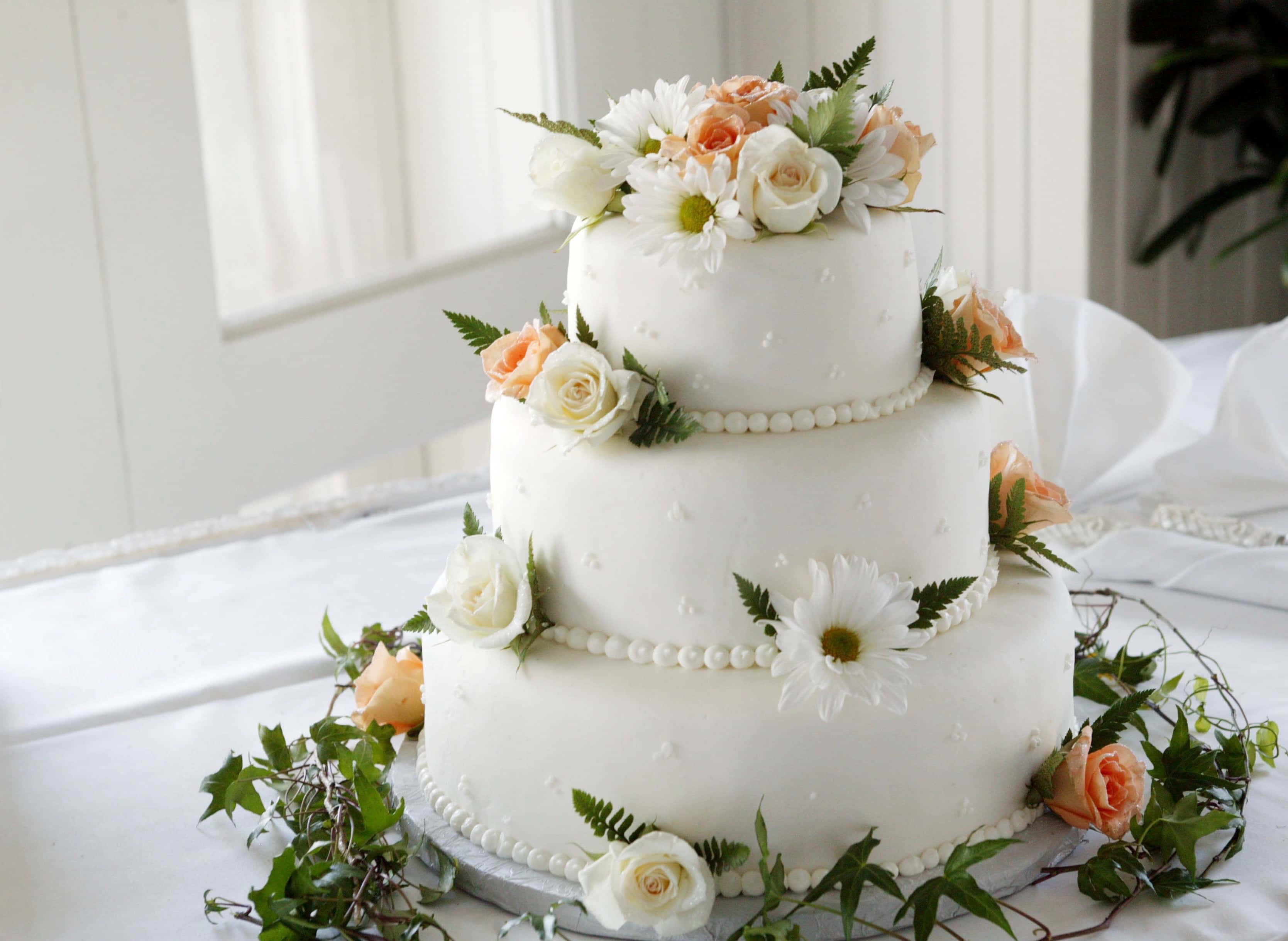 floral cake, three-tiered white wedding cake, peach and white roses, 2K Desktop Wallpaper