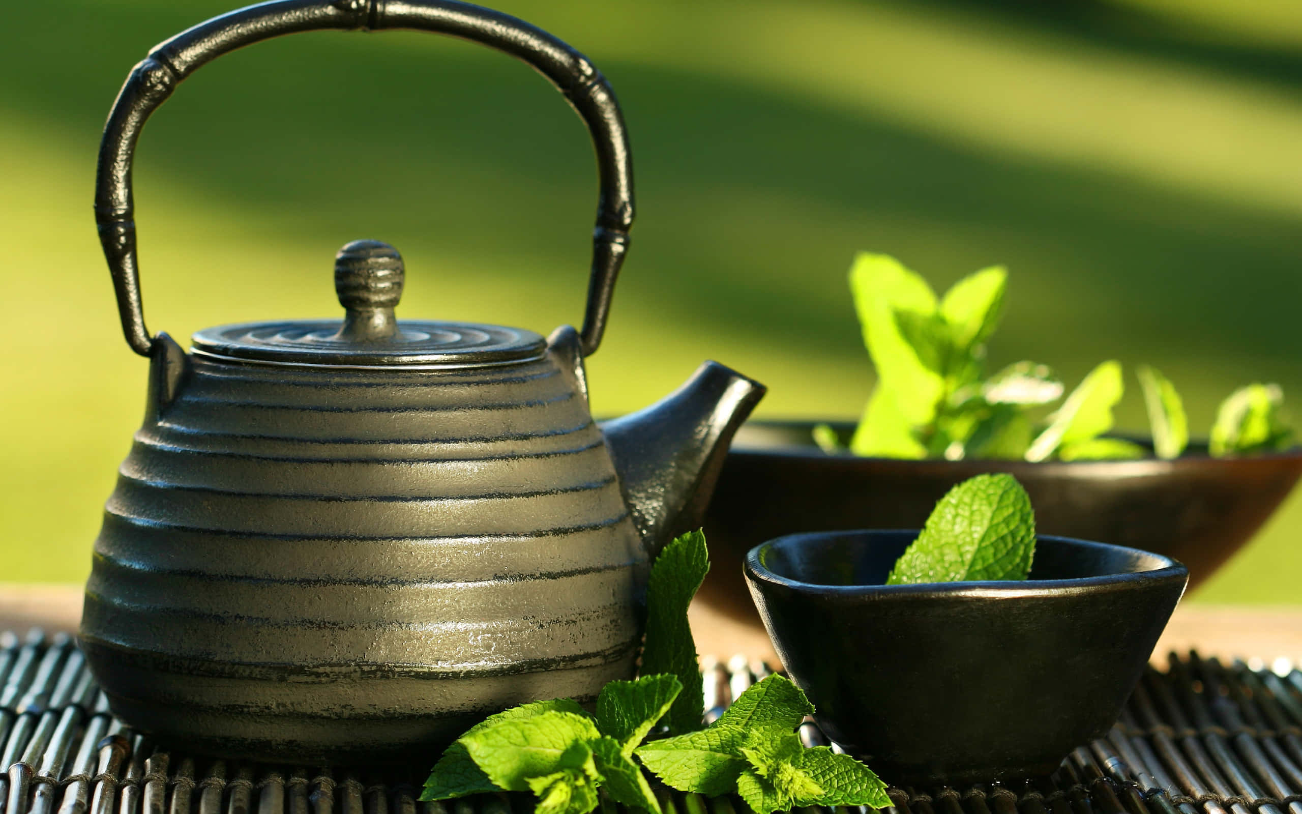matte black ceramic teapot, transparent cup, woven mat, 2K Desktop Wallpaper