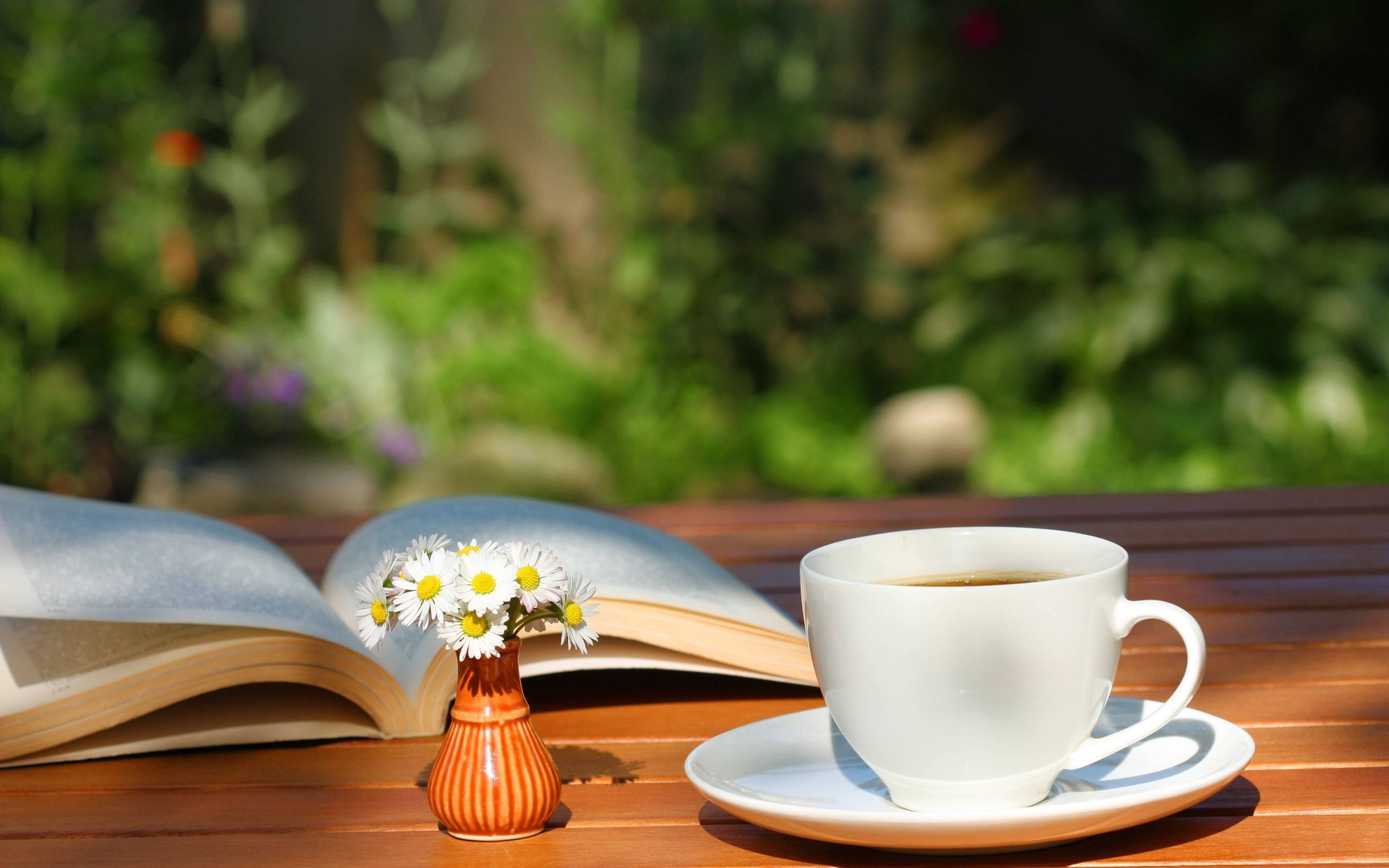 cup of tea, daisy bouquet, wooden table, 2K Desktop Wallpaper