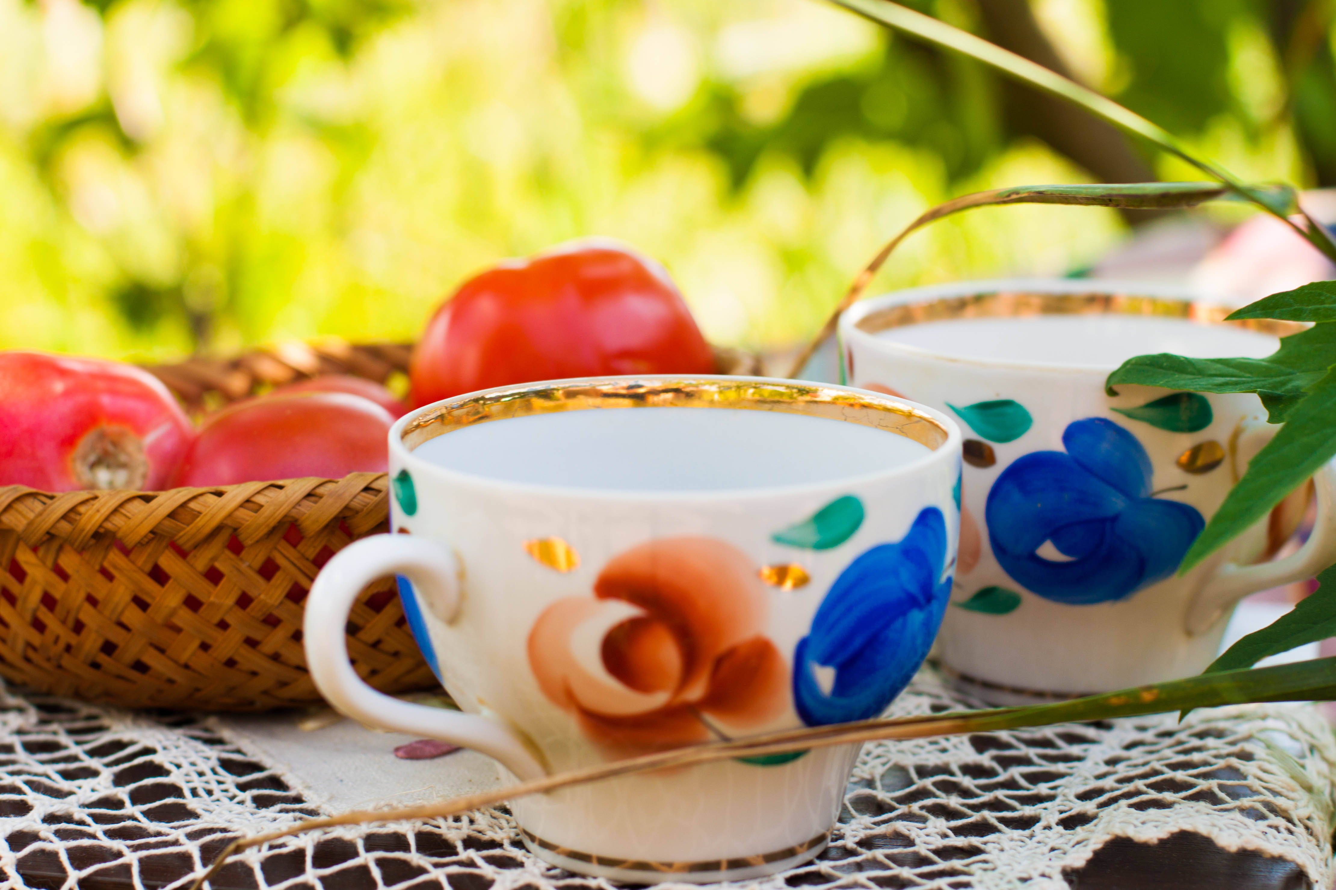 floral ceramic teacups, gold rims, lace doily, 4K Desktop Wallpaper
