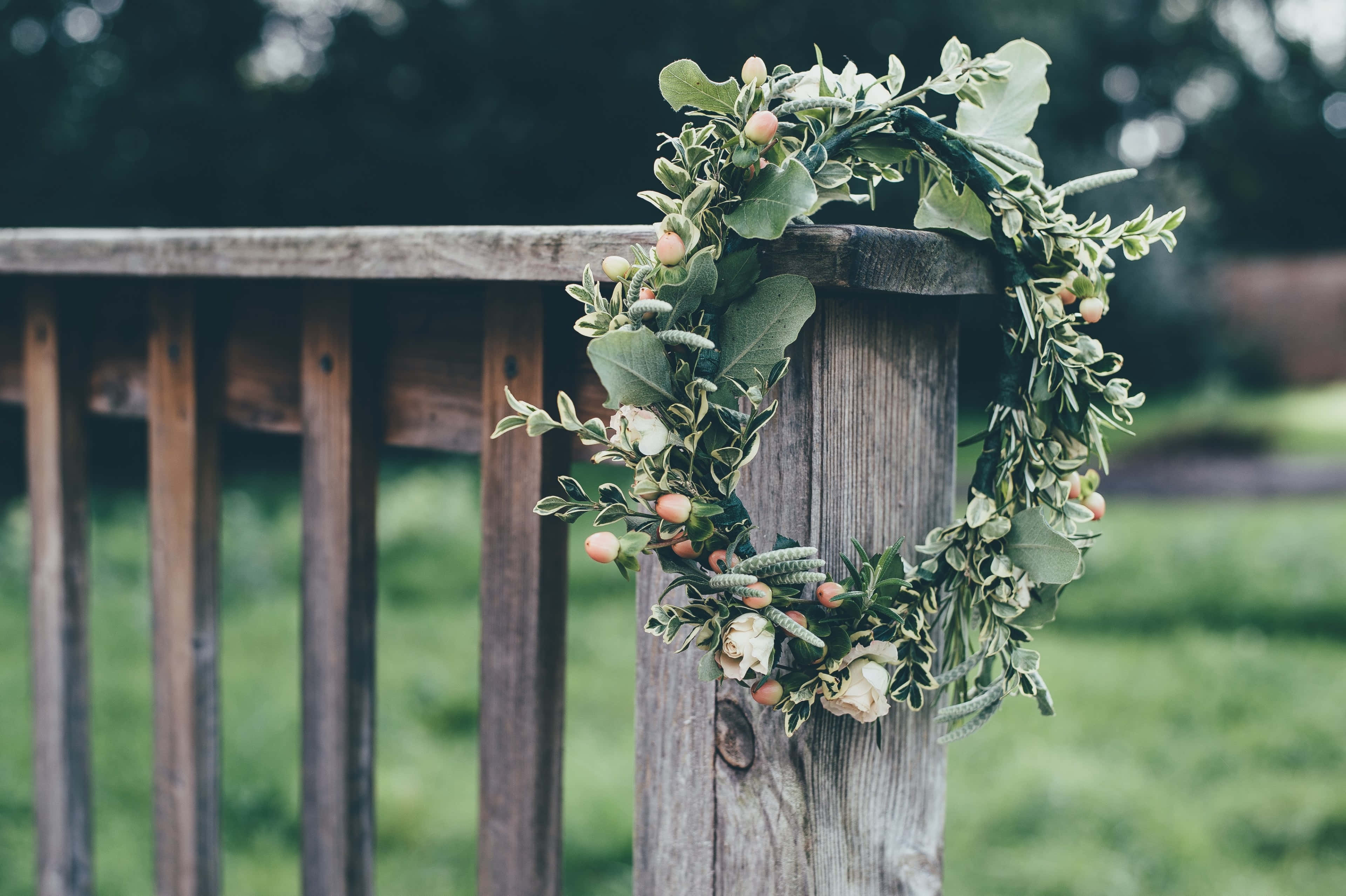 floral wreath, lush green wreath, white blooms, 4K Desktop Wallpaper