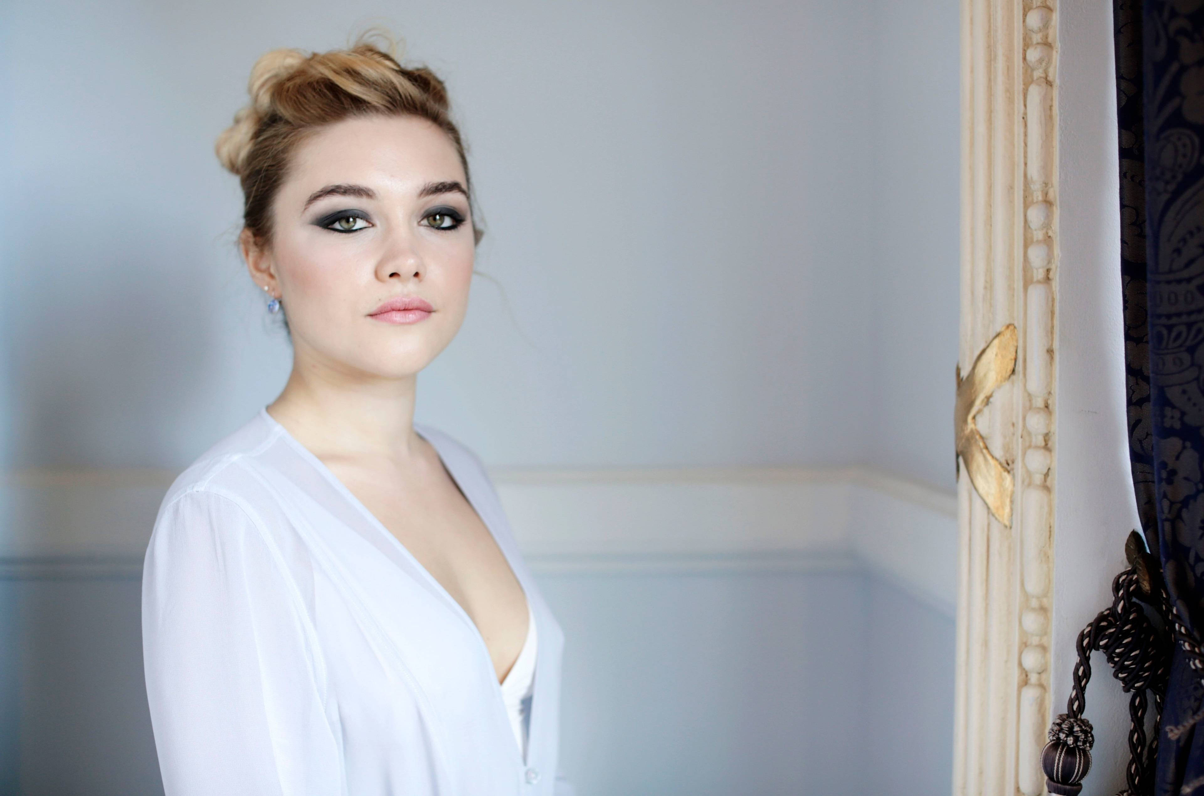 Florence Pugh, boudoir shoot, bold green eyeshadow, 4K Desktop Wallpaper