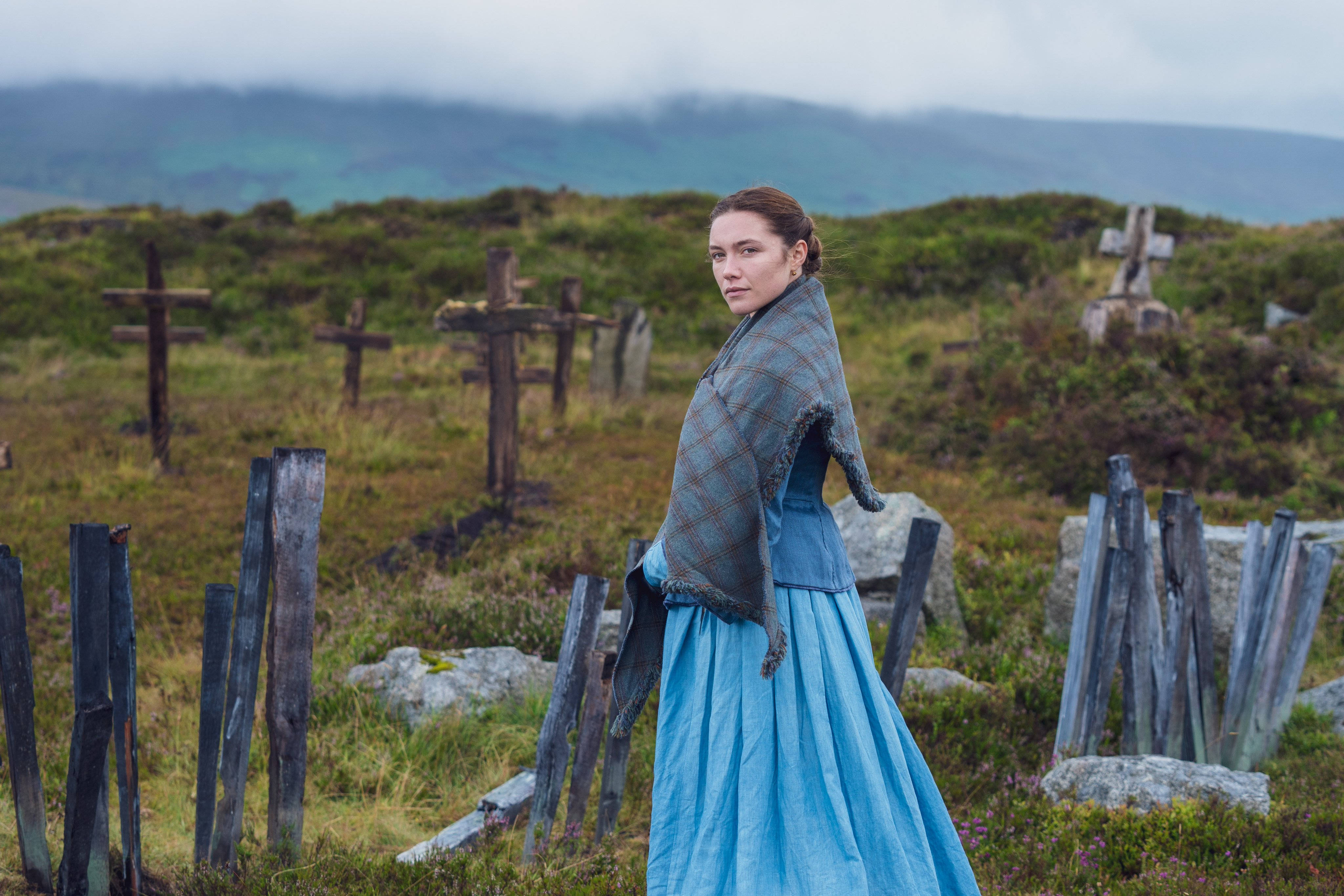 Florence Pugh, blue dress, plaid shawl, 4K Desktop Wallpaper