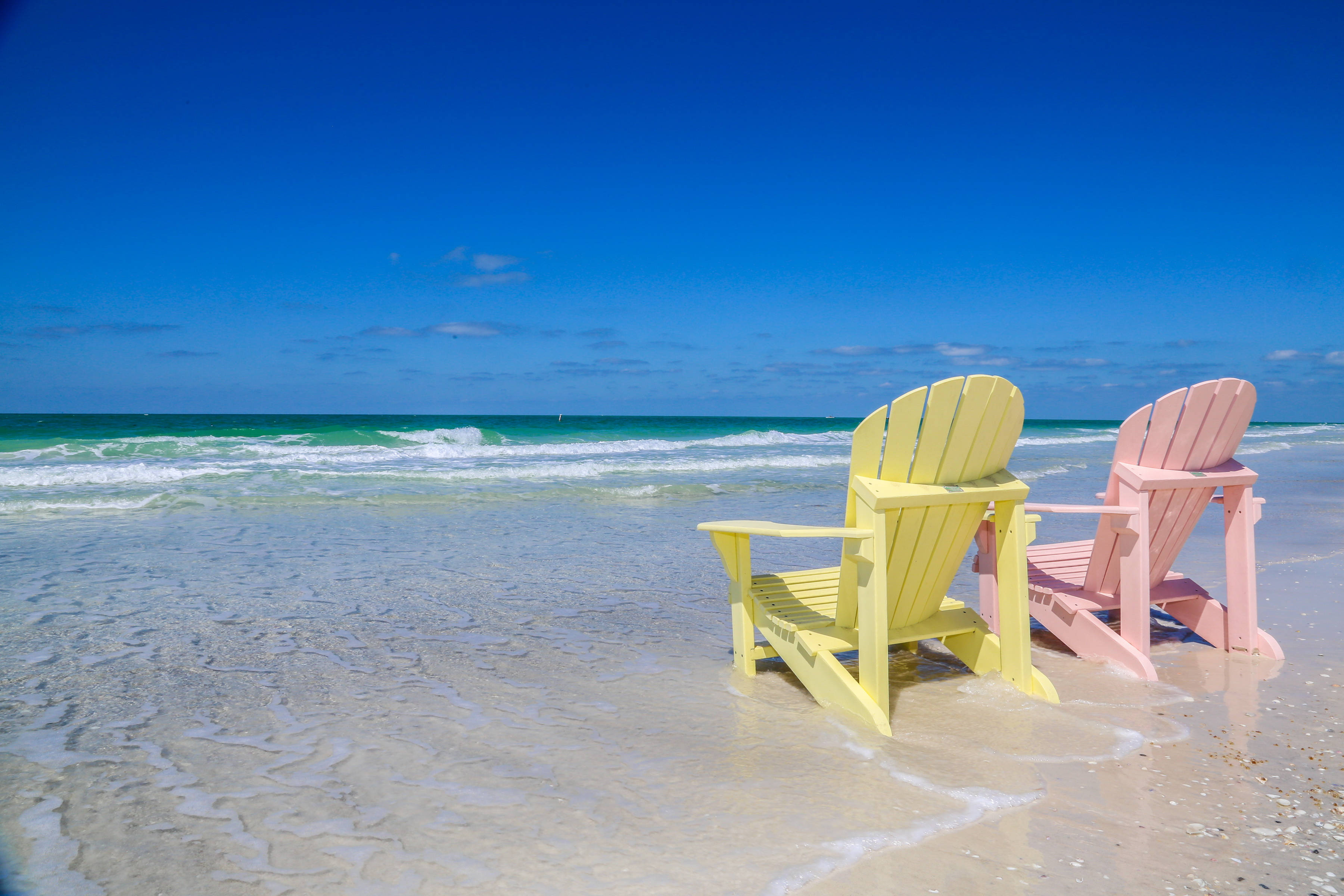 Florida Beach, pink Adirondack chairs, yellow Adirondack chairs, 2K Desktop Wallpaper