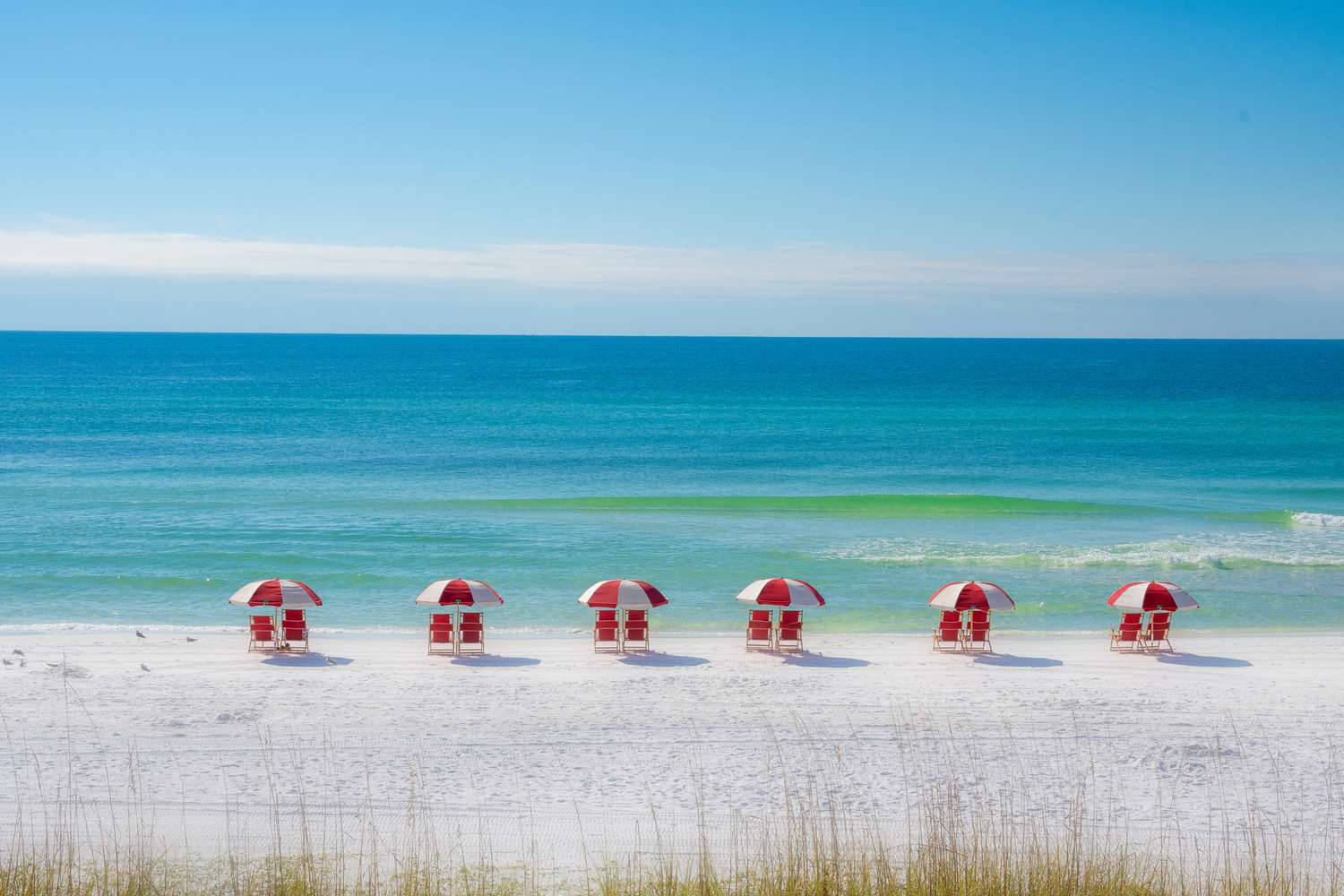 Florida Beach, red and white striped beach umbrellas, matching chairs, HD Desktop Wallpaper