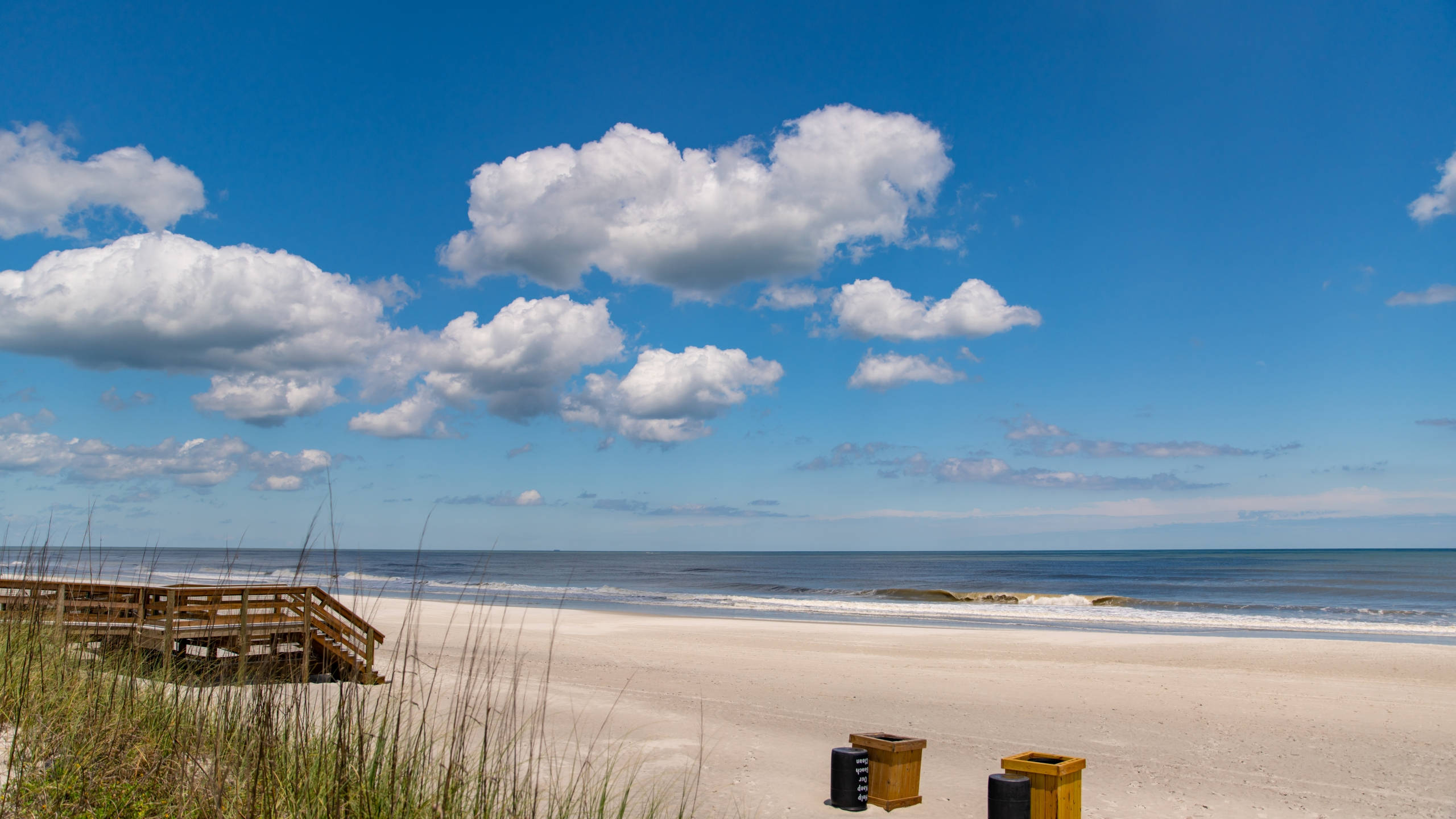 Florida Beach, white sand, gentle waves, 2K Desktop Wallpaper