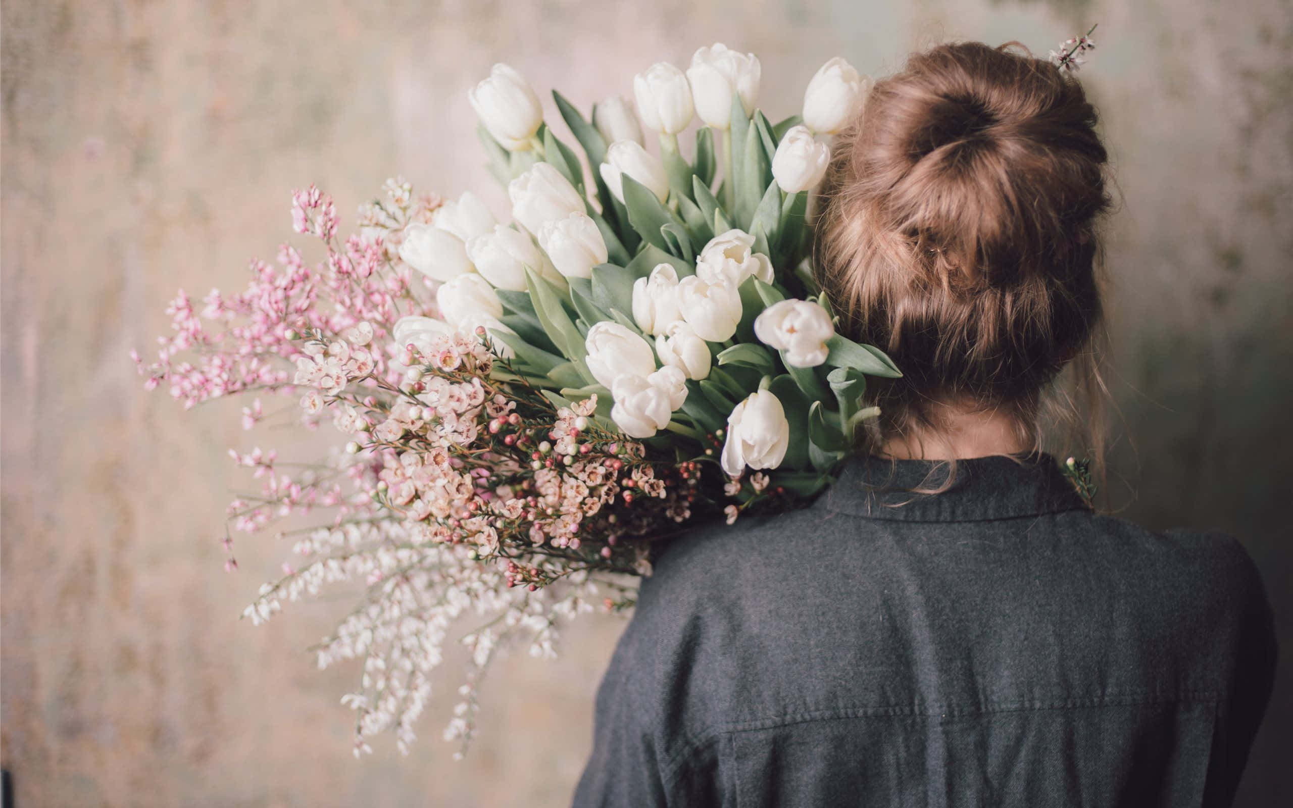 Florist, white tulips, pink blossoms, 2K Desktop Wallpaper