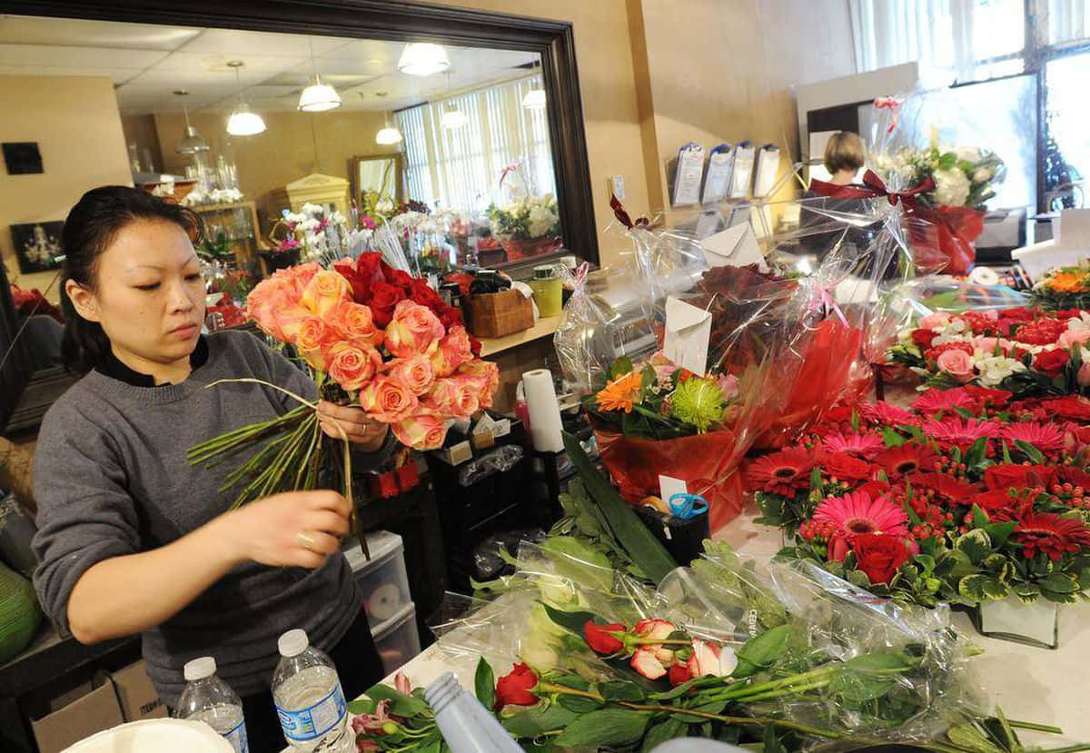 florist, peach and red roses, bustling flower shop, SD Desktop Wallpaper