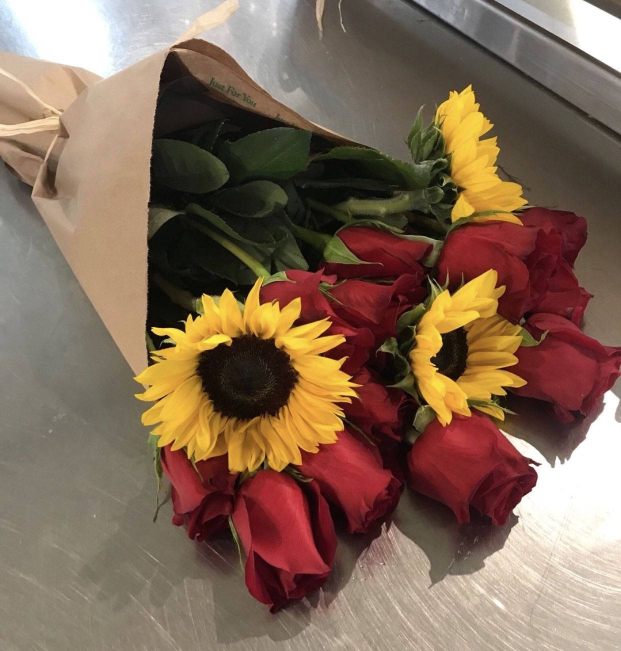 sunflower and roses, handheld flower bouquet, deep red roses, HD Phone Wallpaper