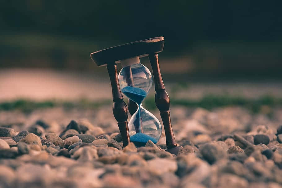 focused hourglass, wooden hourglass, blue sand, SD Desktop Wallpaper