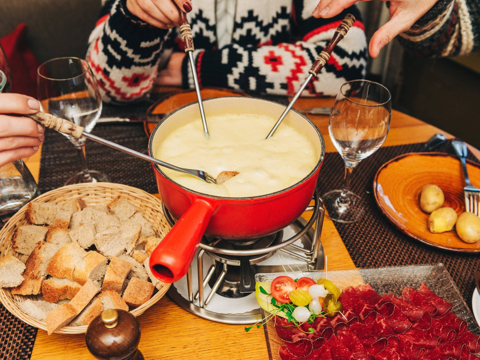 fondue pot, melted cheese, bread slices, HD Desktop Wallpaper