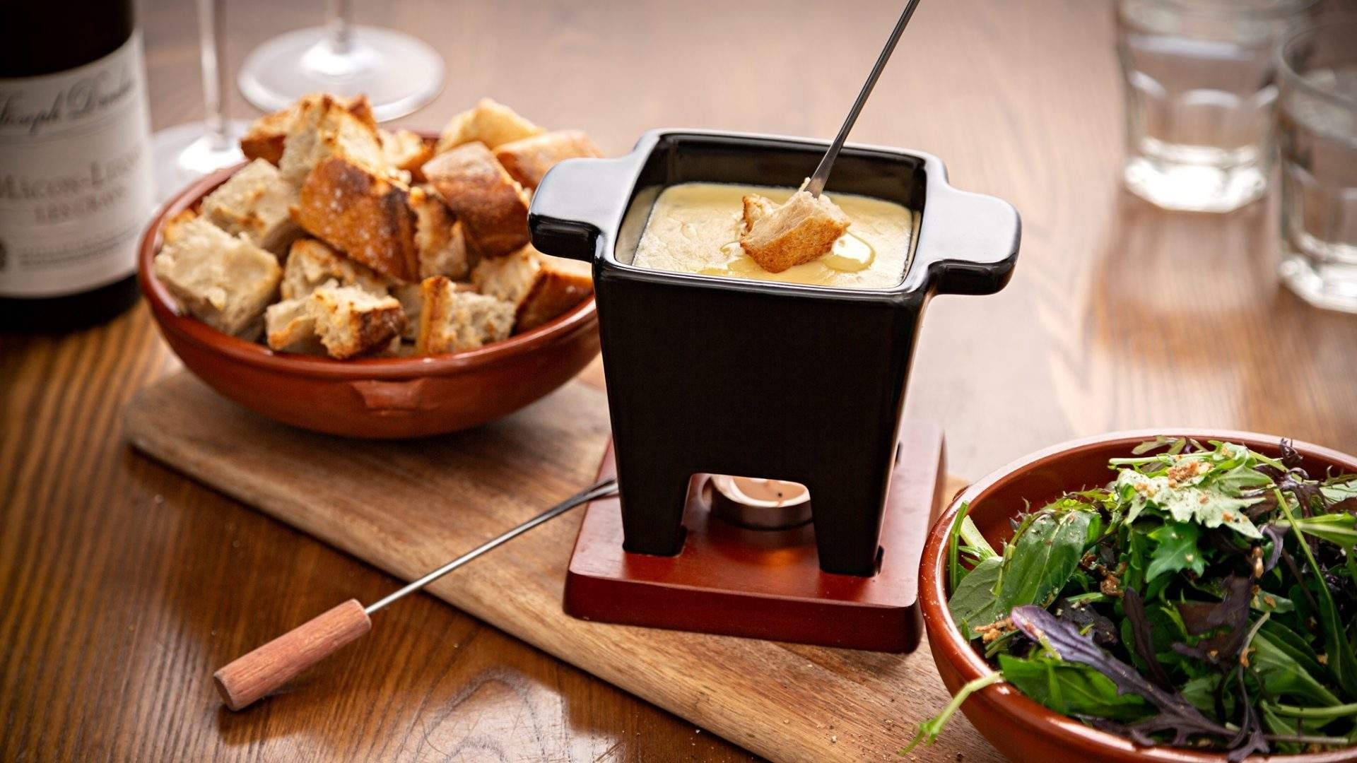 fondue portable pot, melted cheese, crusty bread cubes, Full HD Desktop Wallpaper