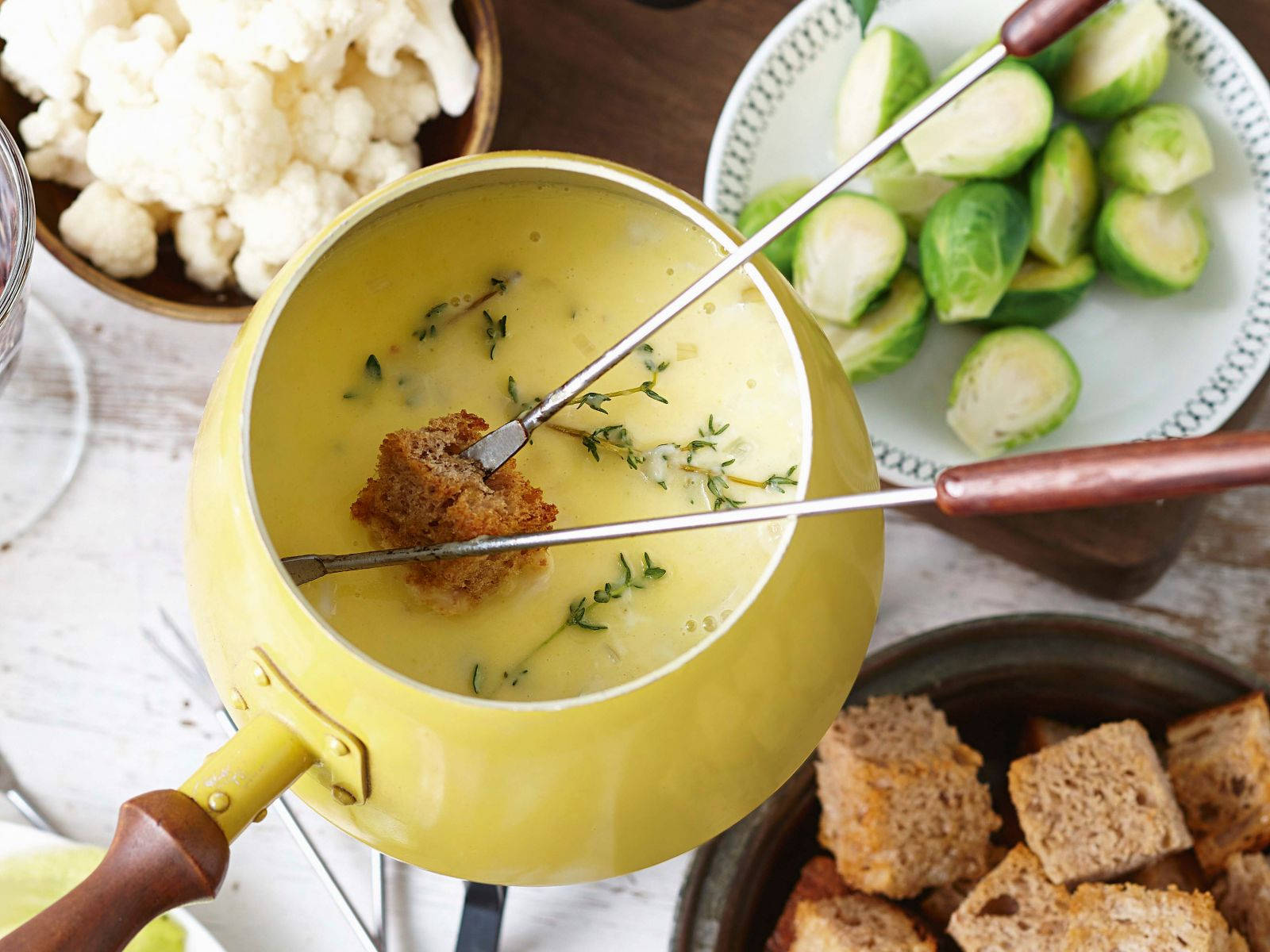Brussels sprouts, cheese fondue, yellow pot, HD Desktop Wallpaper