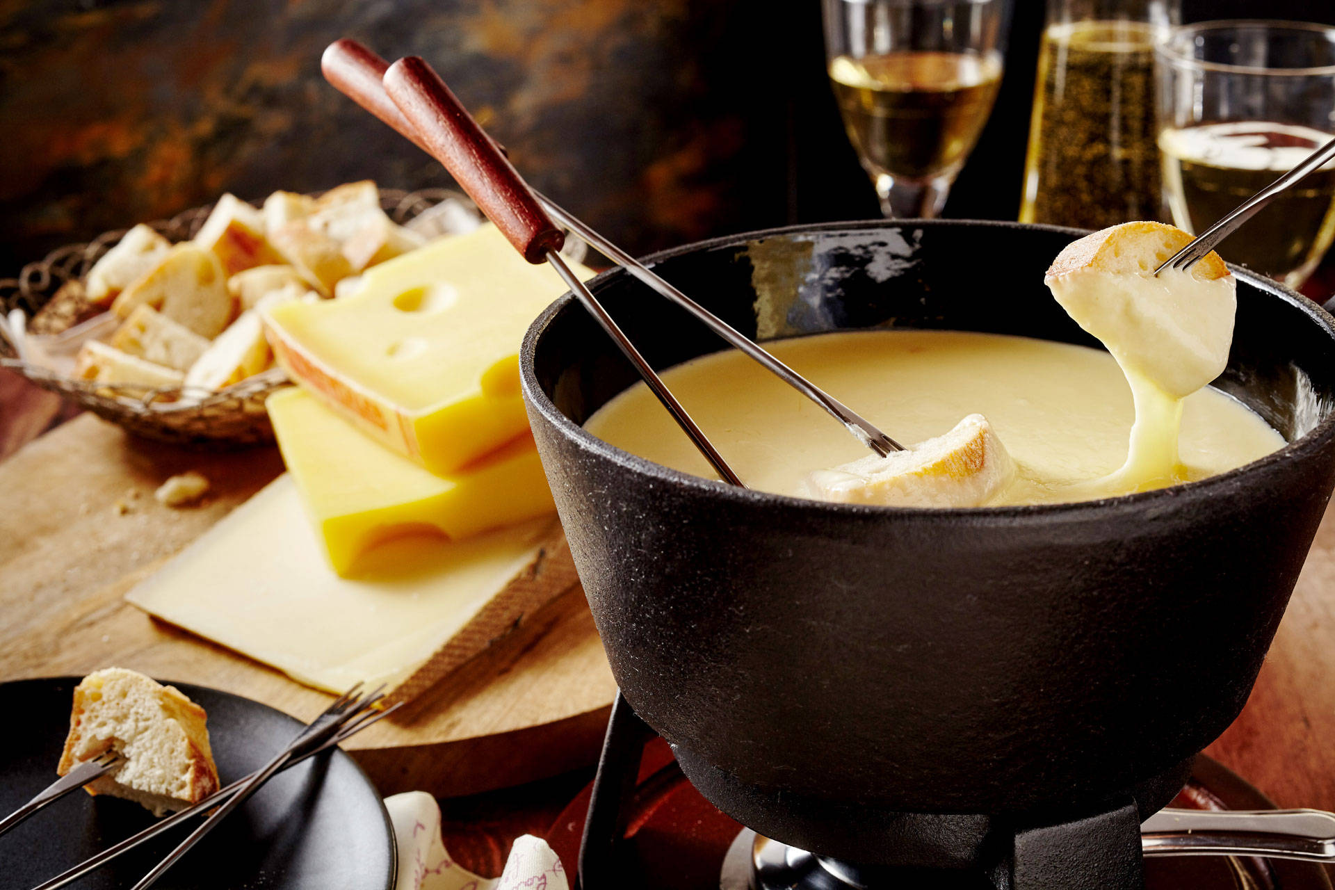 creamy cheese fondue, black pot, bread cubes, Full HD Desktop Wallpaper