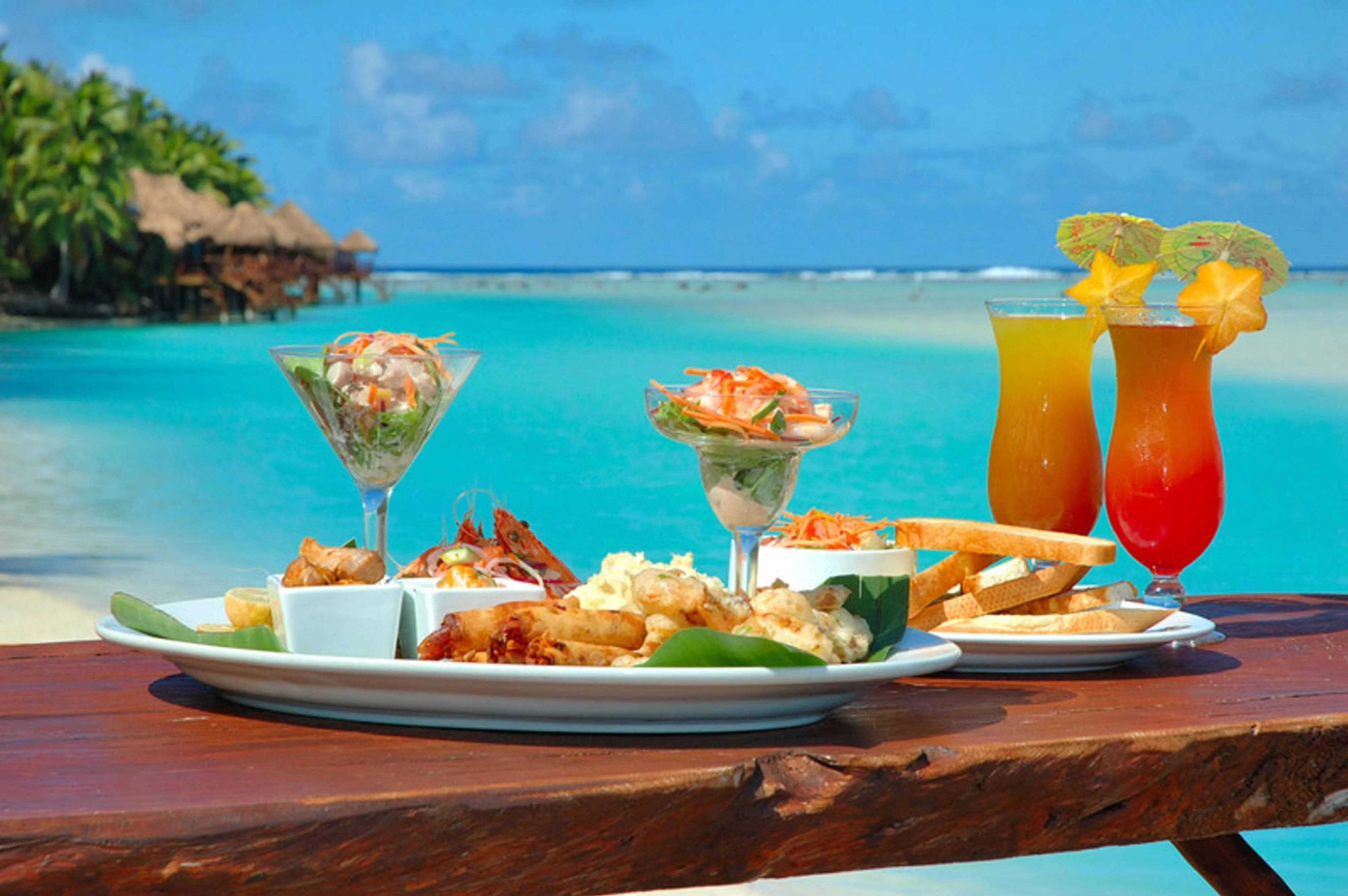 tropical beachside meal, colorful cocktails, seafood, 4K Desktop Wallpaper