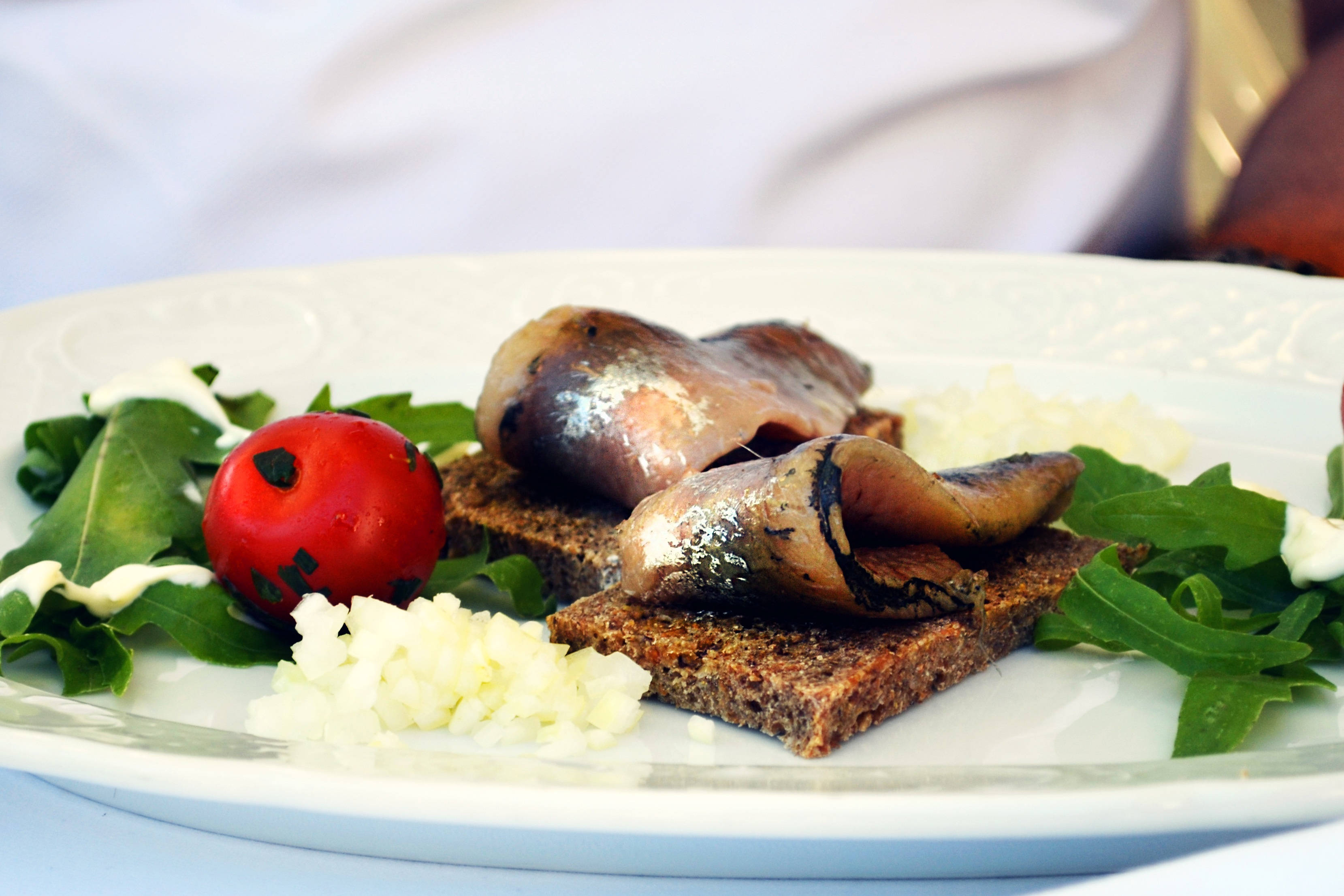 grilled boneless herrings, dark rye bread, arugula, 2K Desktop Wallpaper