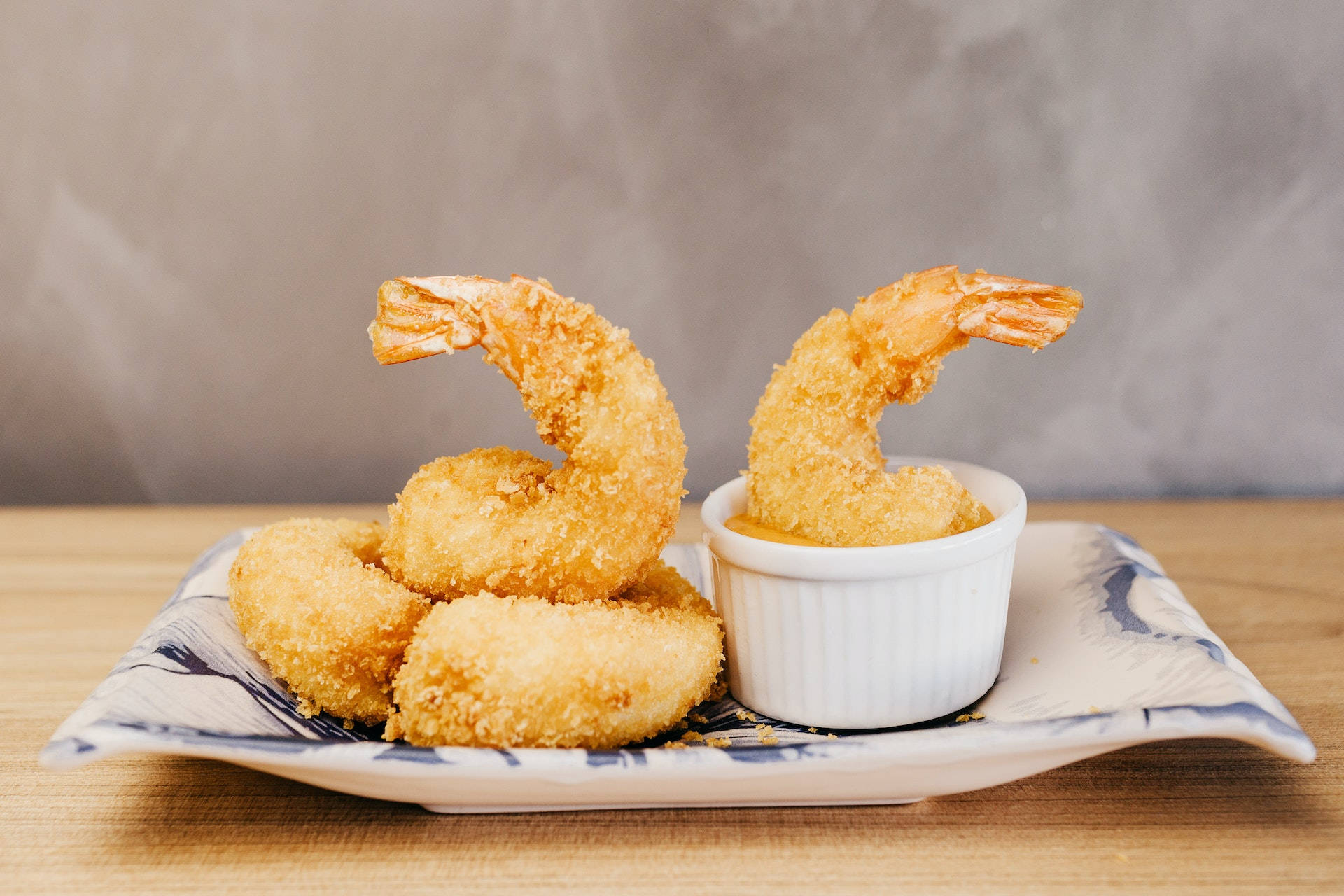 prawns deep fried tempuras, golden crispy fried shrimp, patterned plate, Full HD Desktop Wallpaper