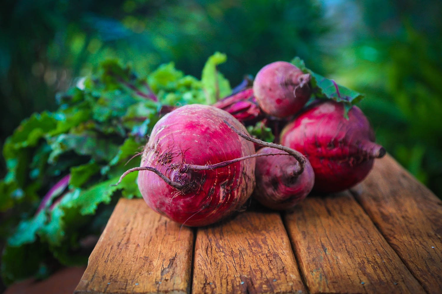 beetroots, wooden board, green leaves, HD Desktop Wallpaper