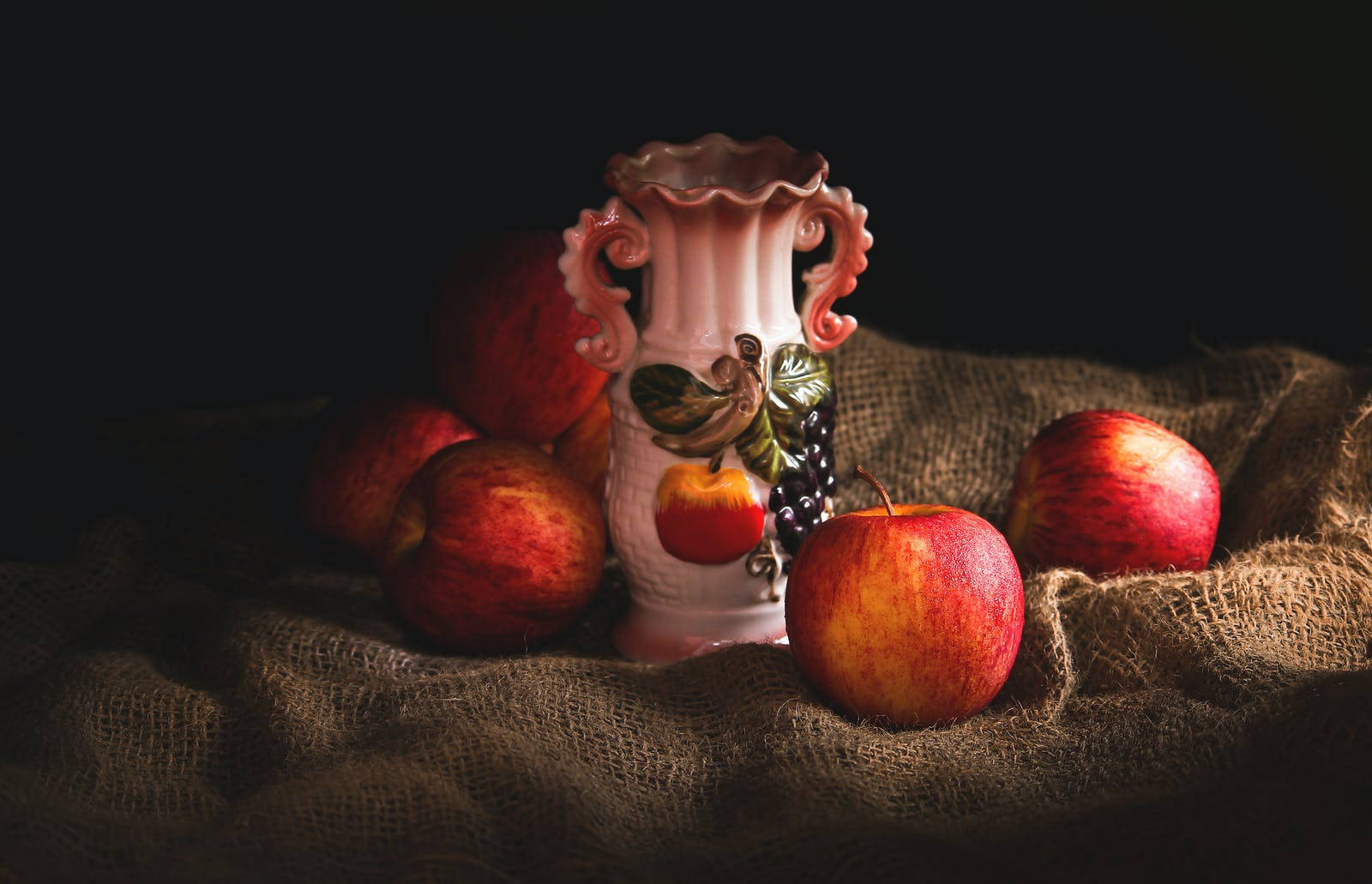vintage pink vase, fruit decals, glossy red apples, HD Desktop Wallpaper