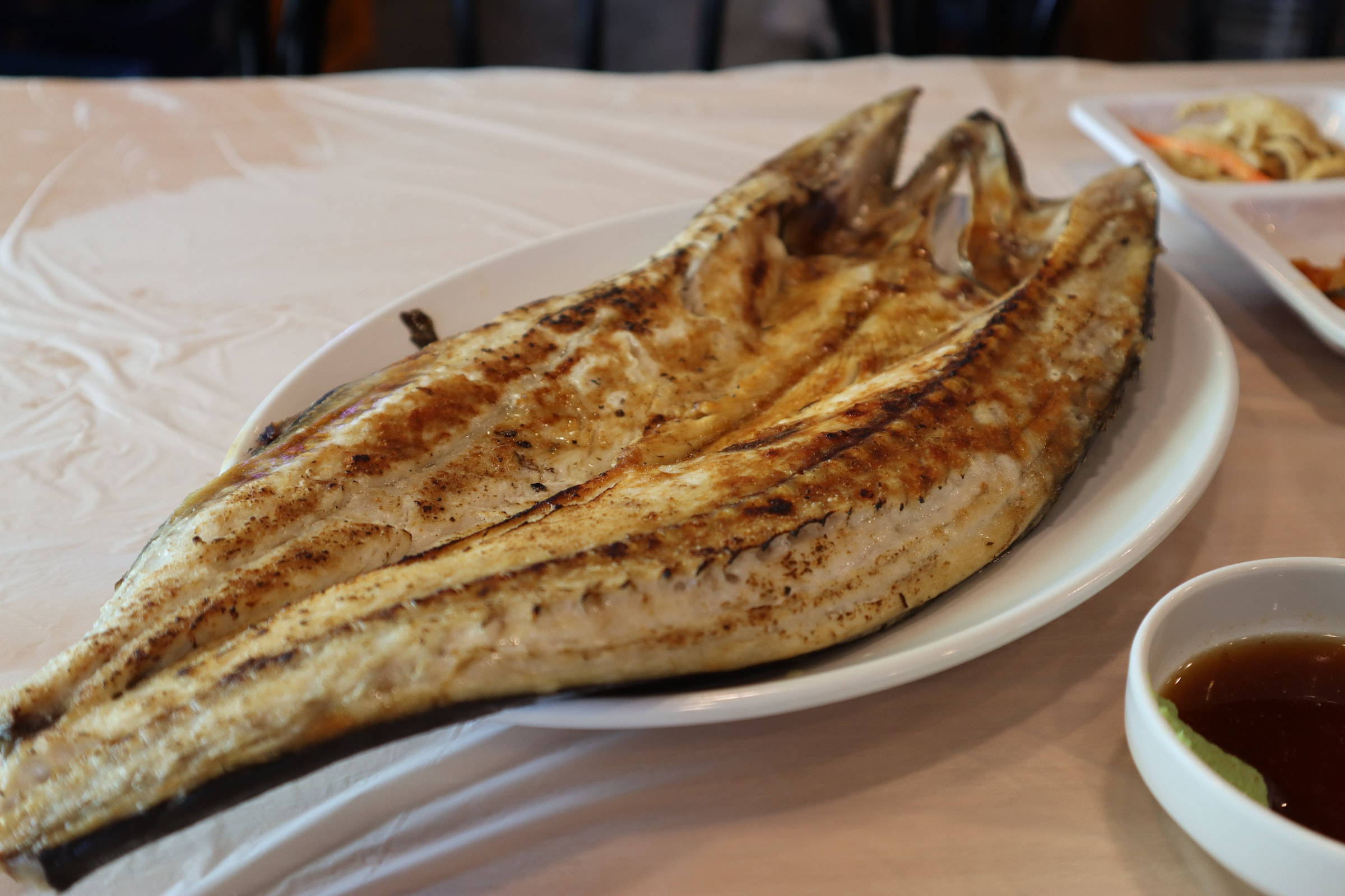 Pan Friend Groan Mackerel, grilled whole fish, charred skin, Full HD Desktop Wallpaper