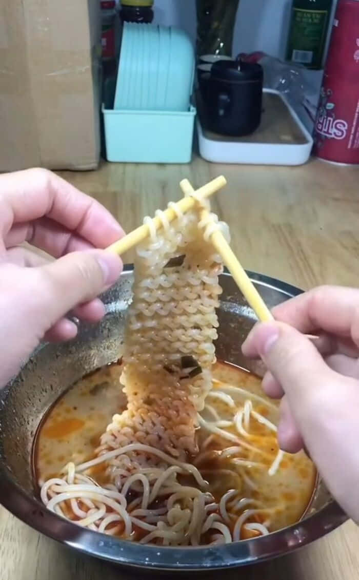 spicy ramen noodles, metal bowl, chopsticks, SD Phone Wallpaper