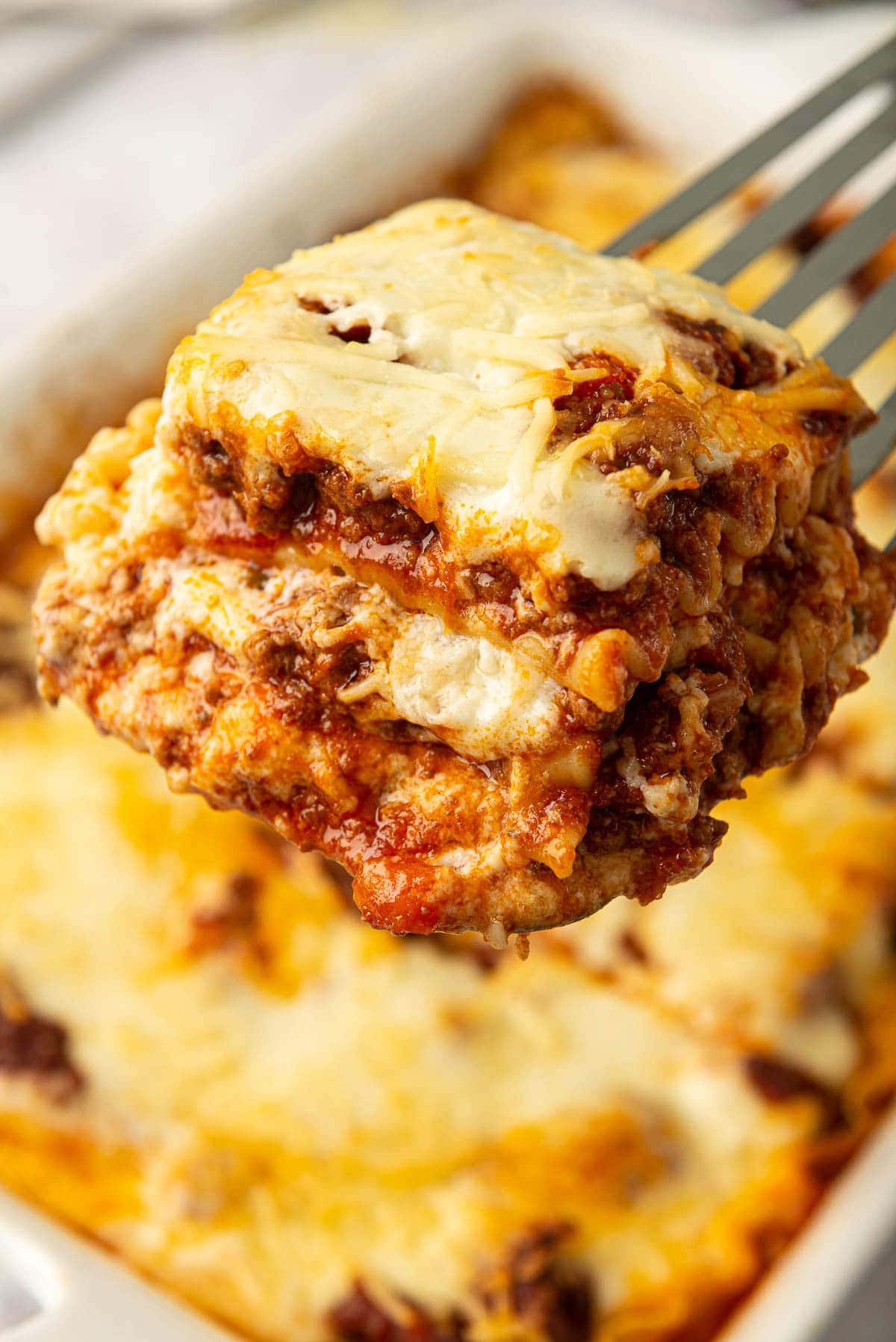 lasagna alla bolognese, cheesy meat sauce, white baking dish, HD Phone Wallpaper