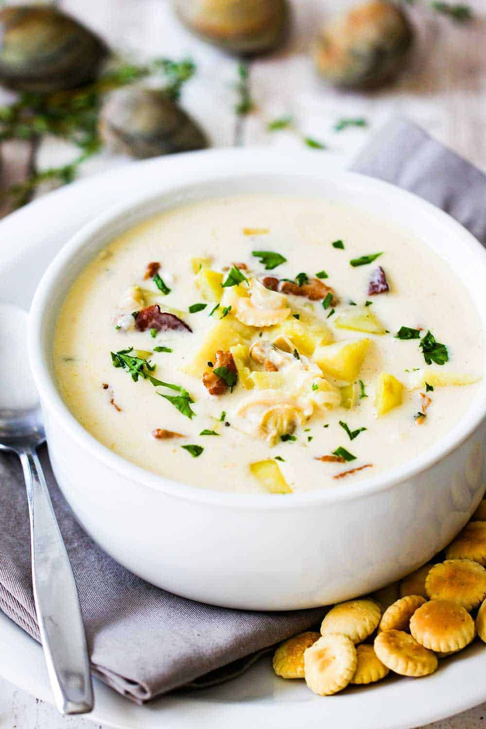 Classic New England Clam Chowder, Oyster Crackers, Parsley, HD Phone Wallpaper