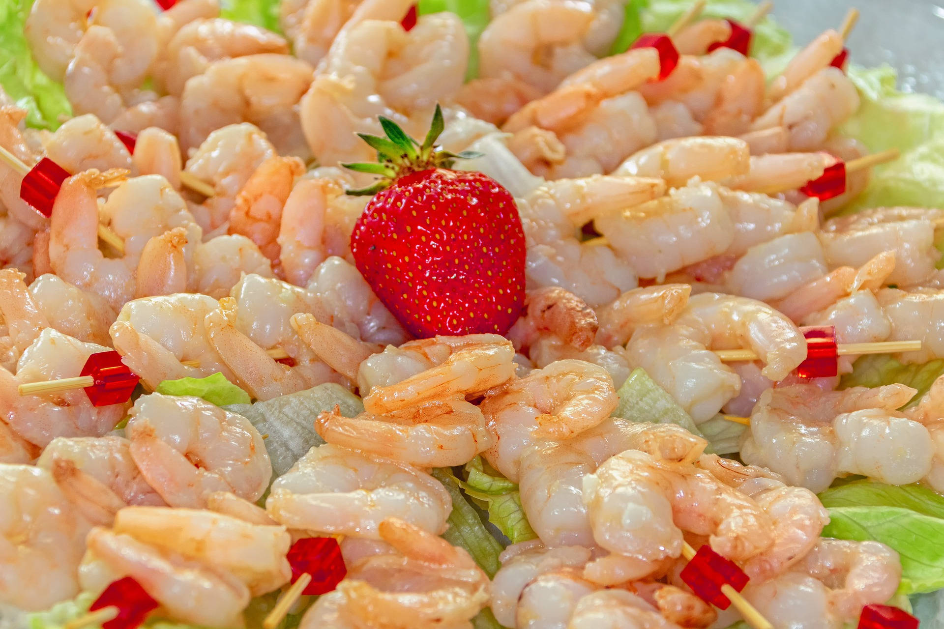 scampi shrimp skewers, plate, red strawberry, Full HD Desktop Wallpaper