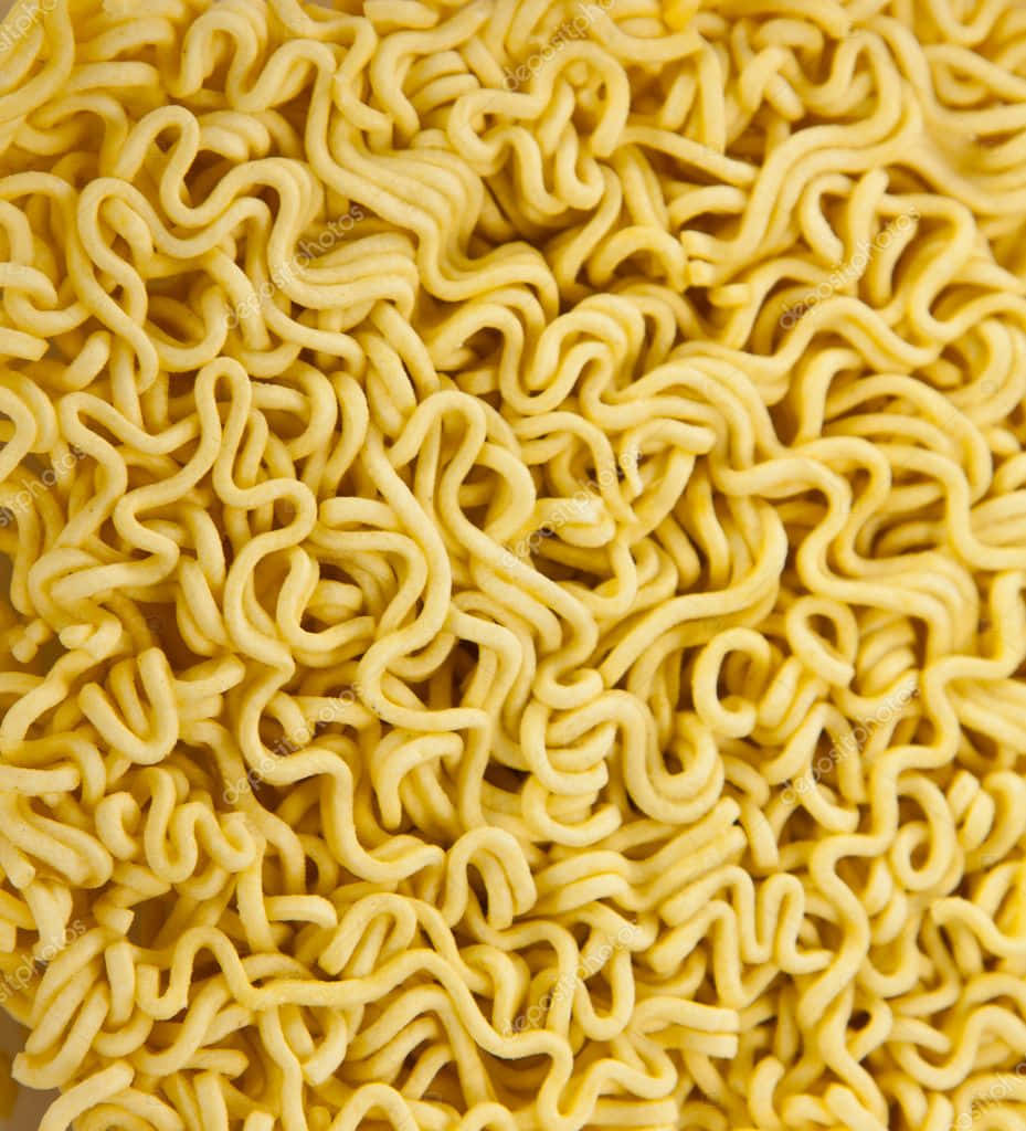 classic boiled instant noodles, golden-yellow instant ramen noodles, wavy strands, SD Phone Wallpaper