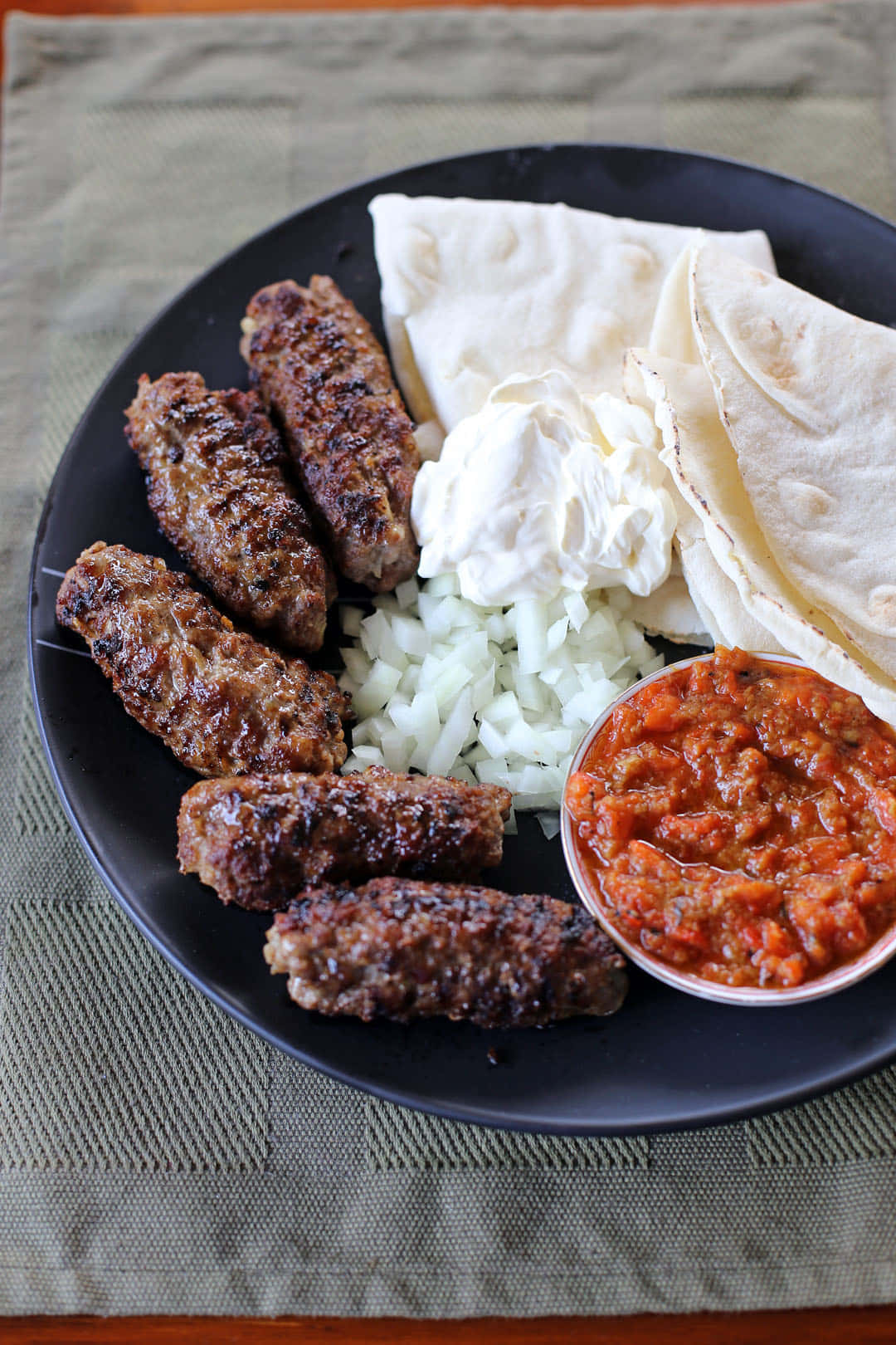 grilled cevapi, thin pita bread, black plate, HD Phone Wallpaper