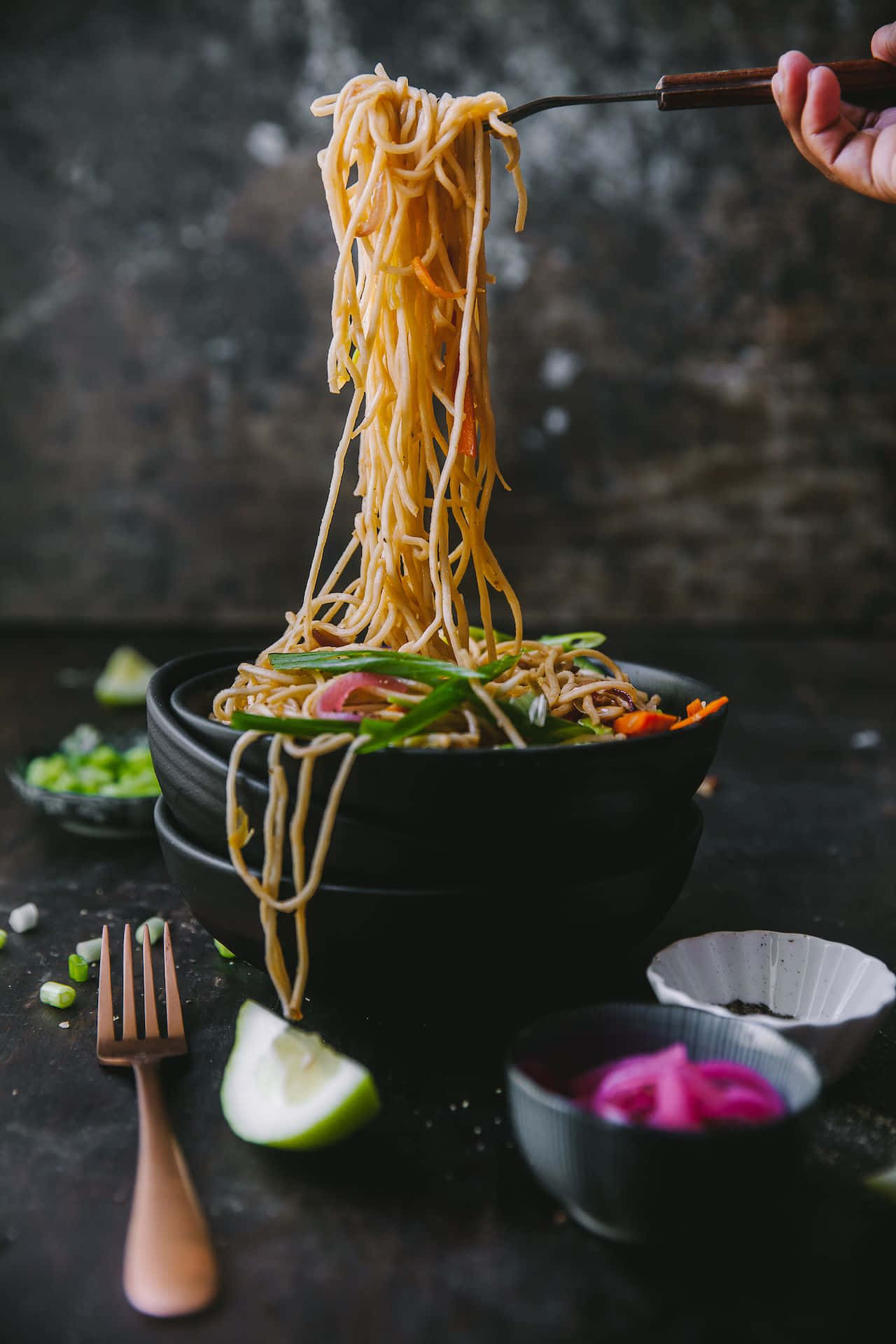 vegetable chow mein noodles, steaming noodles, black bowl, Full HD Phone Wallpaper