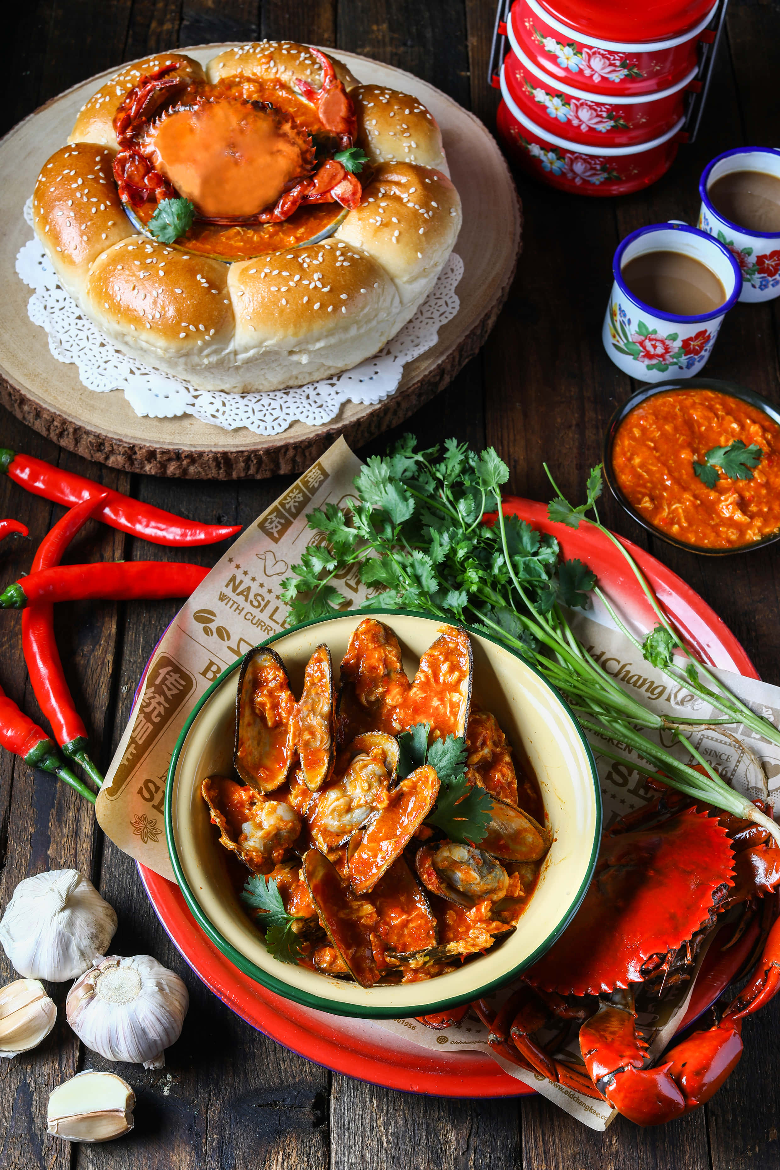 chilli crab, giant mussels, rustic wooden table, 2K Phone Wallpaper