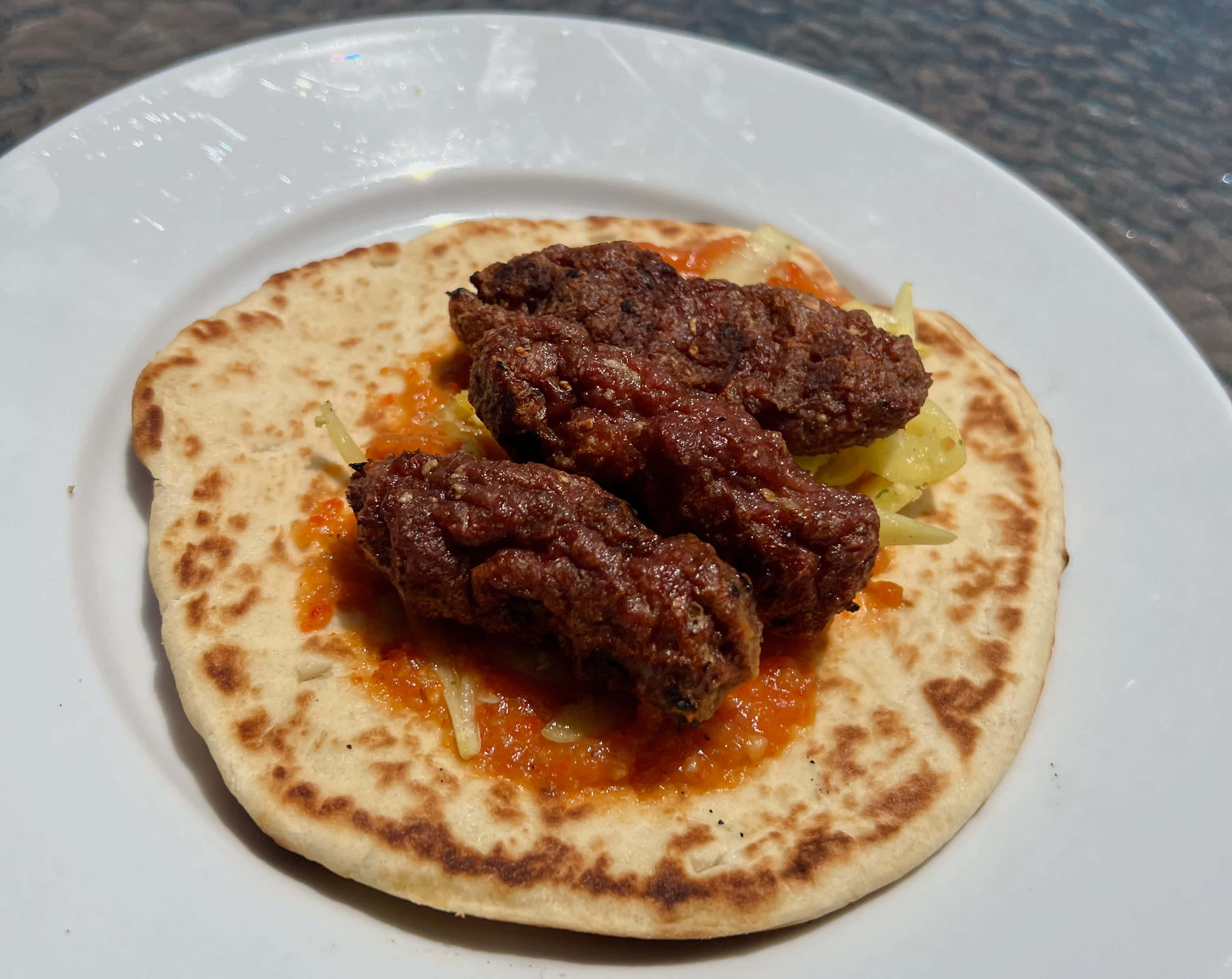 čevapi sausages, pita bread, sauce, 2K Desktop Wallpaper