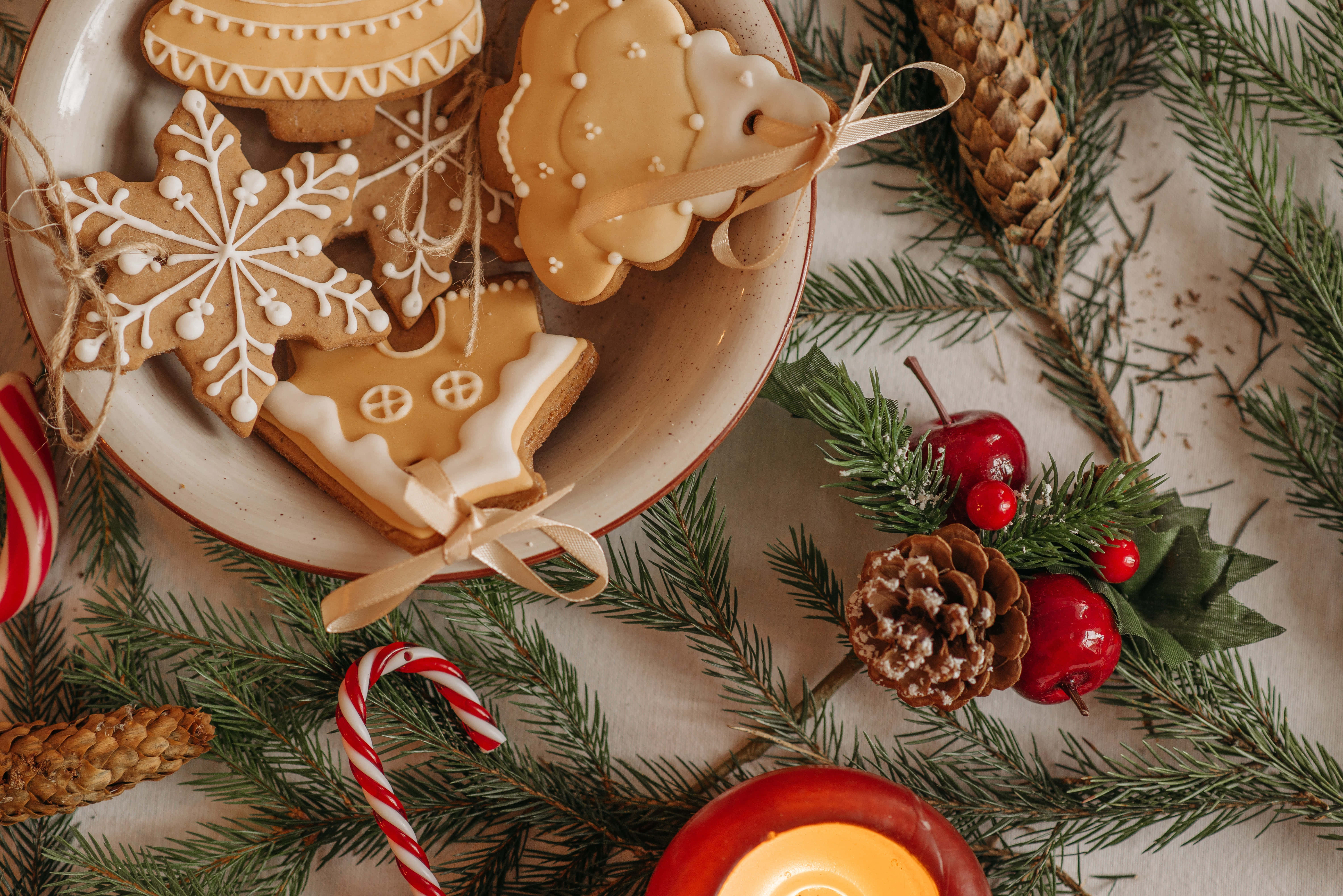 Food Table, gingerbread cookies, snowflakes, 5K Desktop Wallpaper