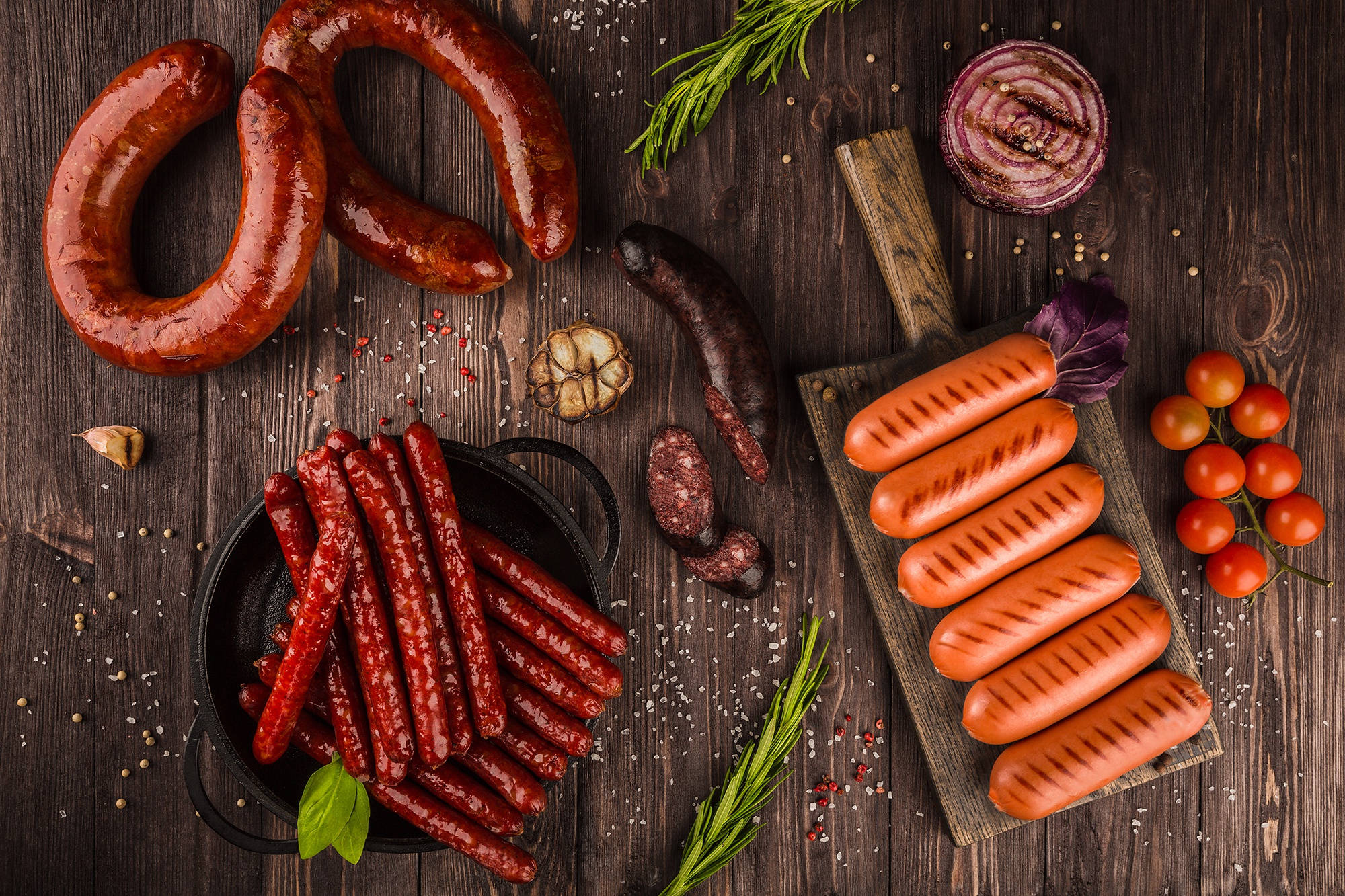 grilled sausages, raw sausages, rustic wooden table, Full HD Desktop Wallpaper