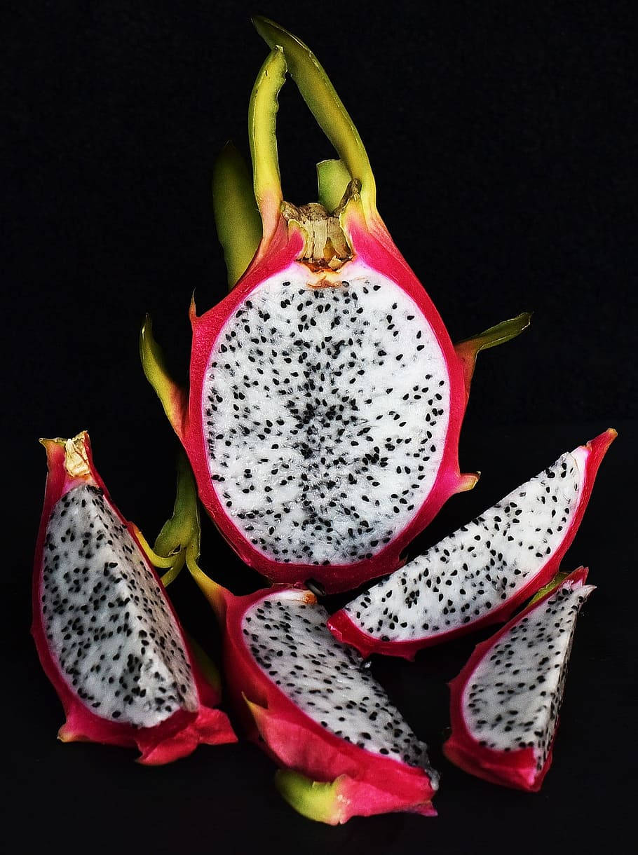 dragonfruit slices, black background, white flesh, SD Phone Wallpaper