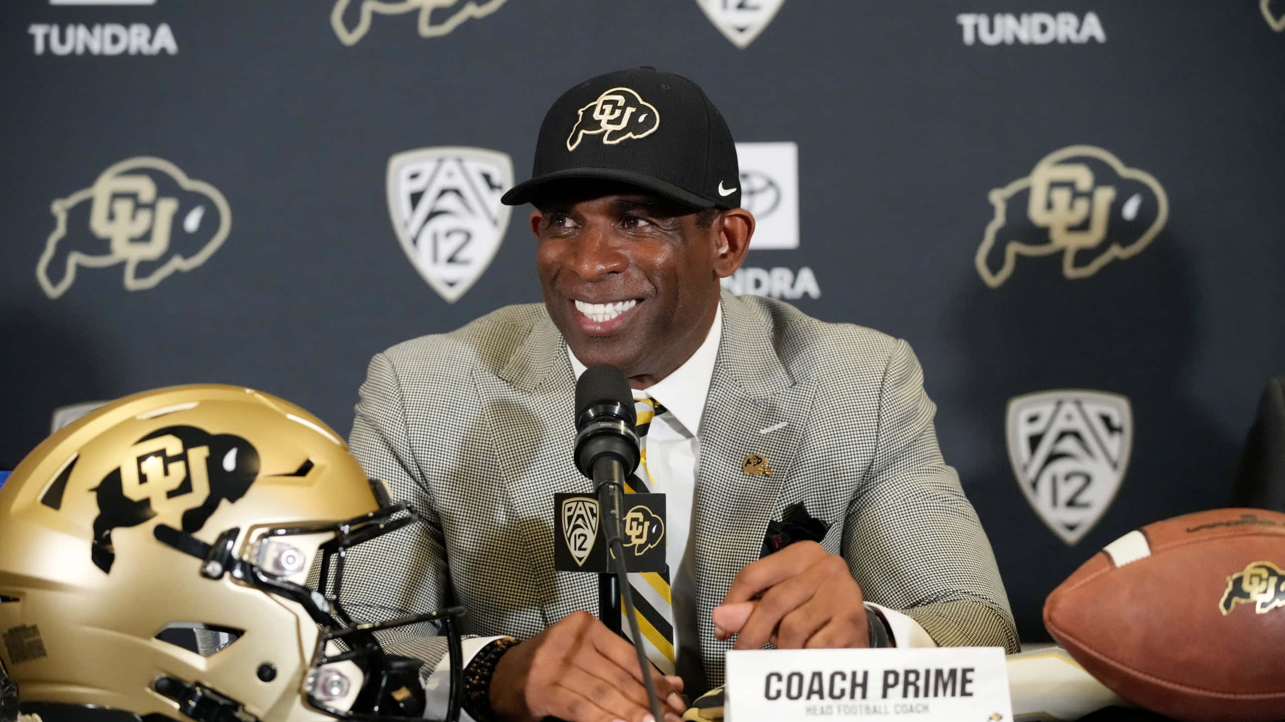 football coach, suit and cap, press conference table, 2K Desktop Wallpaper