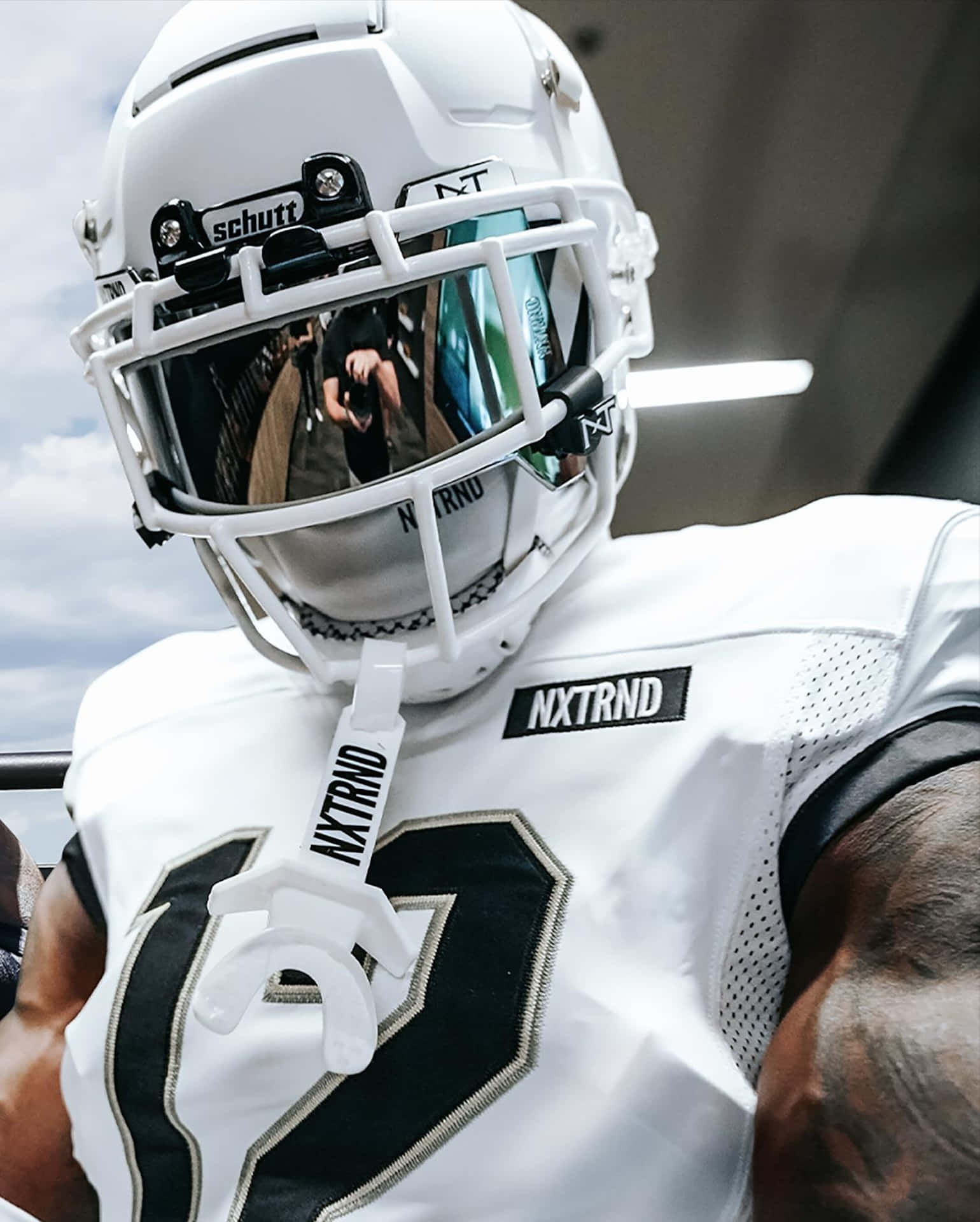 white helmet, white jersey, reflective visor, Full HD Phone Wallpaper