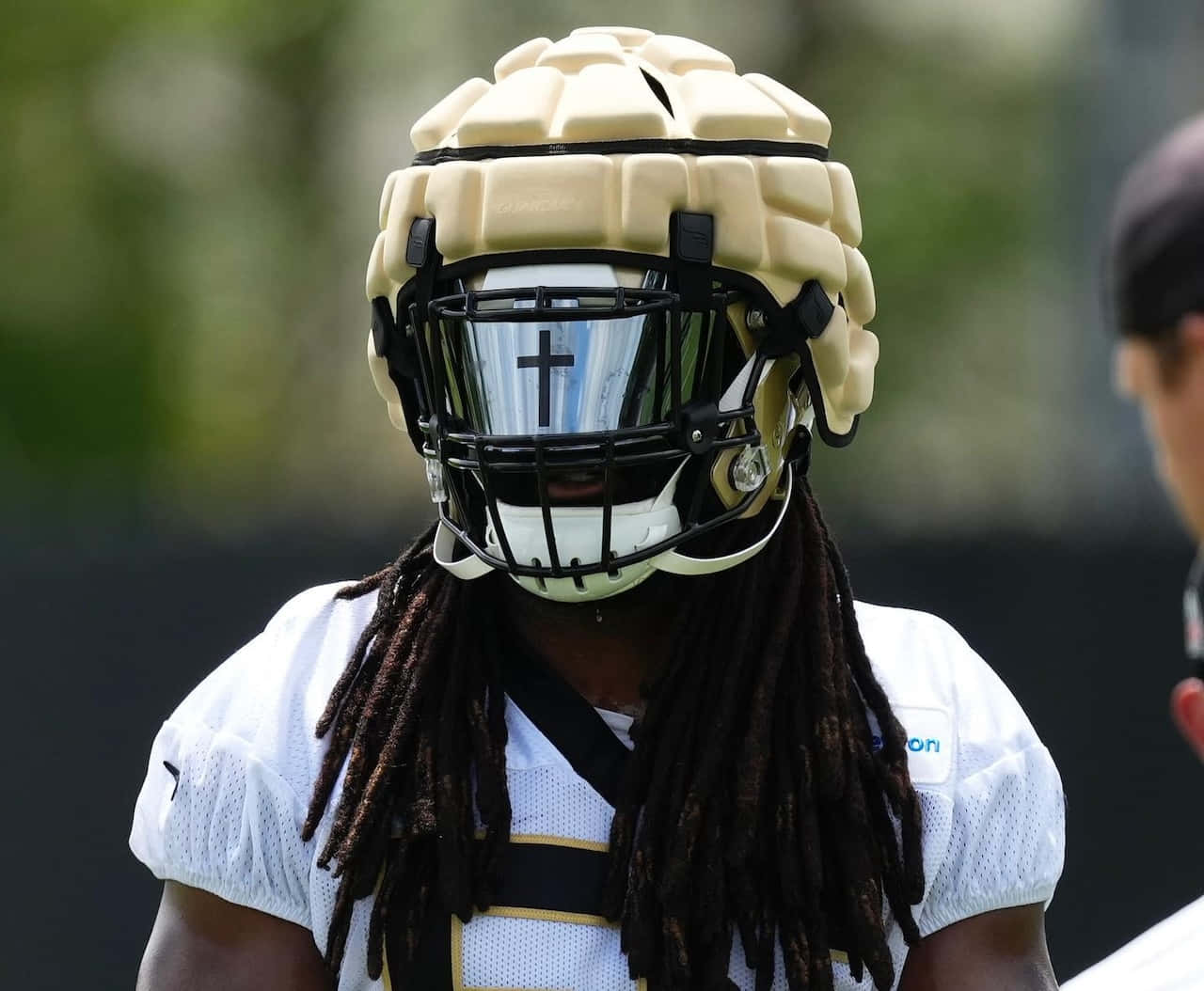 gold helmet, cross visor decal, dreadlocks, HD Desktop Wallpaper