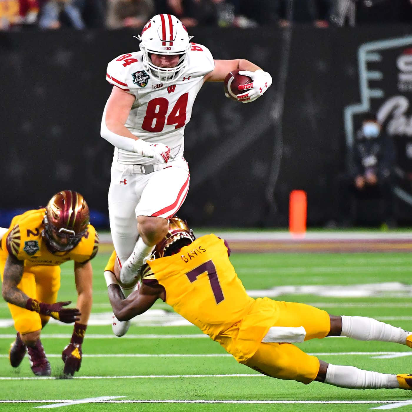 Wisconsin football player, white and red, Minnesota defender, HD Desktop Wallpaper