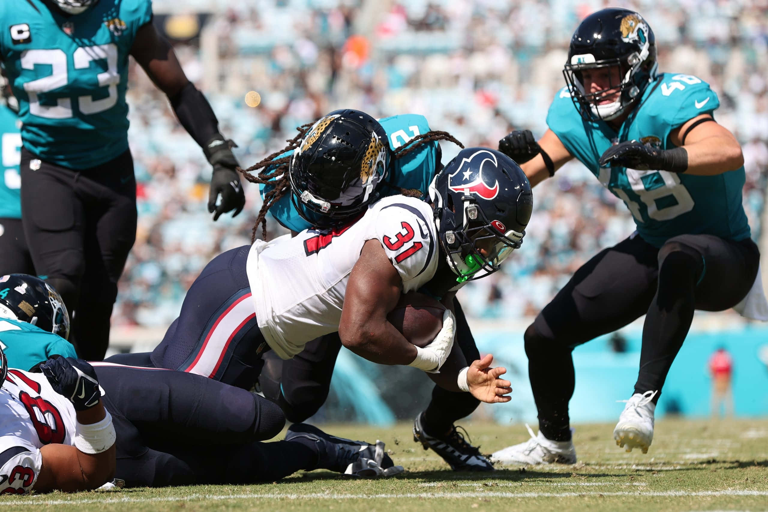 white, teal-jerseyed defenders, sunlit field, 2K Desktop Wallpaper